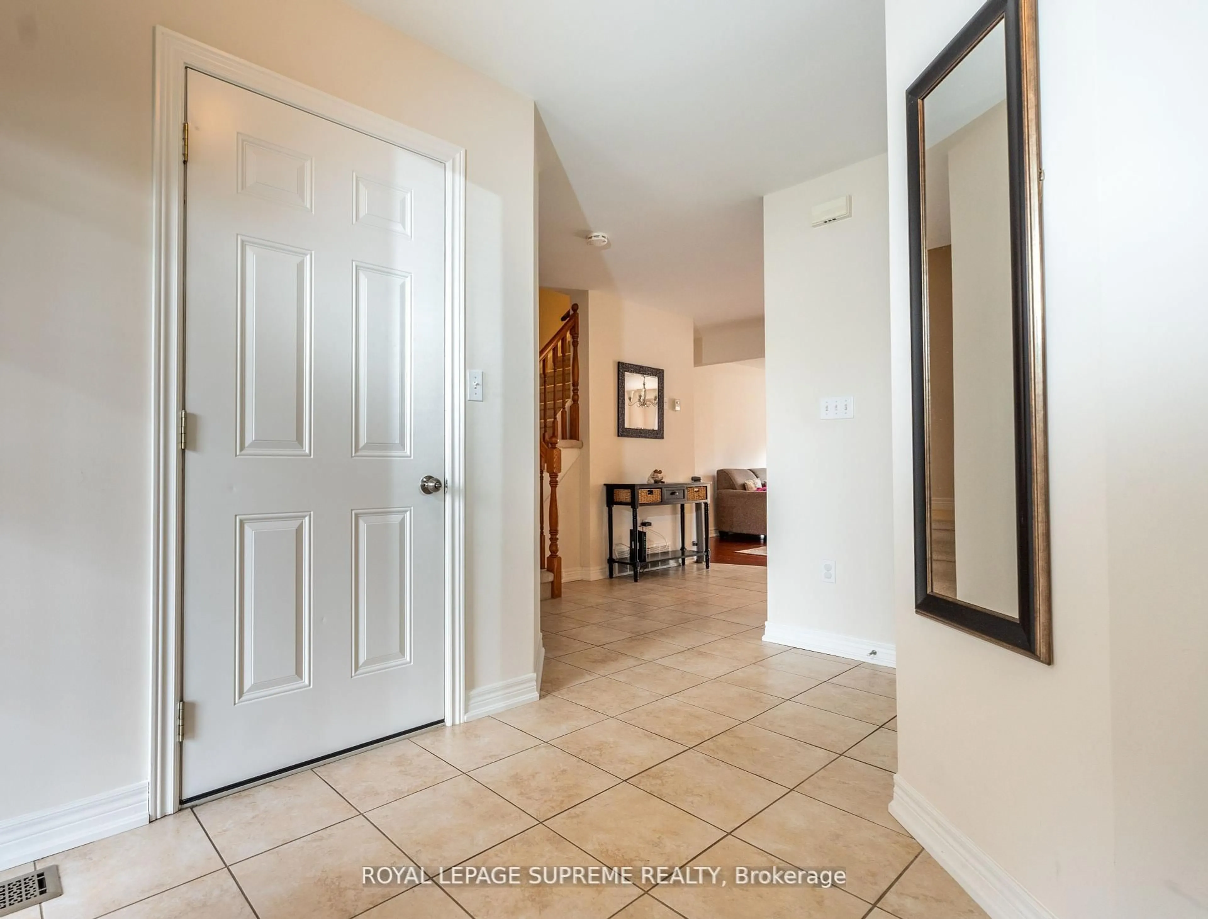 Indoor entryway for 31 1/2 Thorold Rd, Welland Ontario L3C 3T3