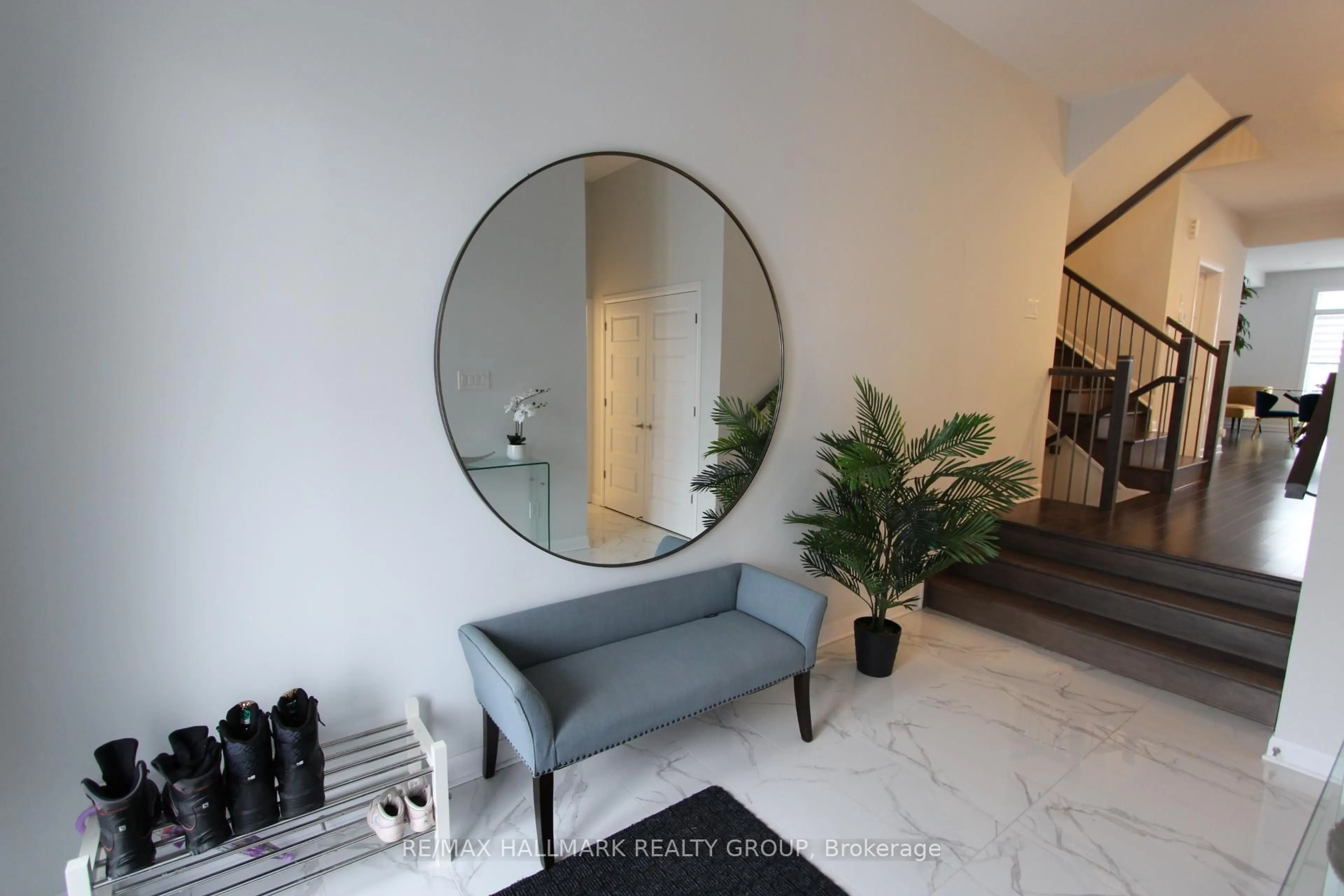 Indoor entryway for 543 Anchor Circ, Ottawa Ontario K4M 0N4