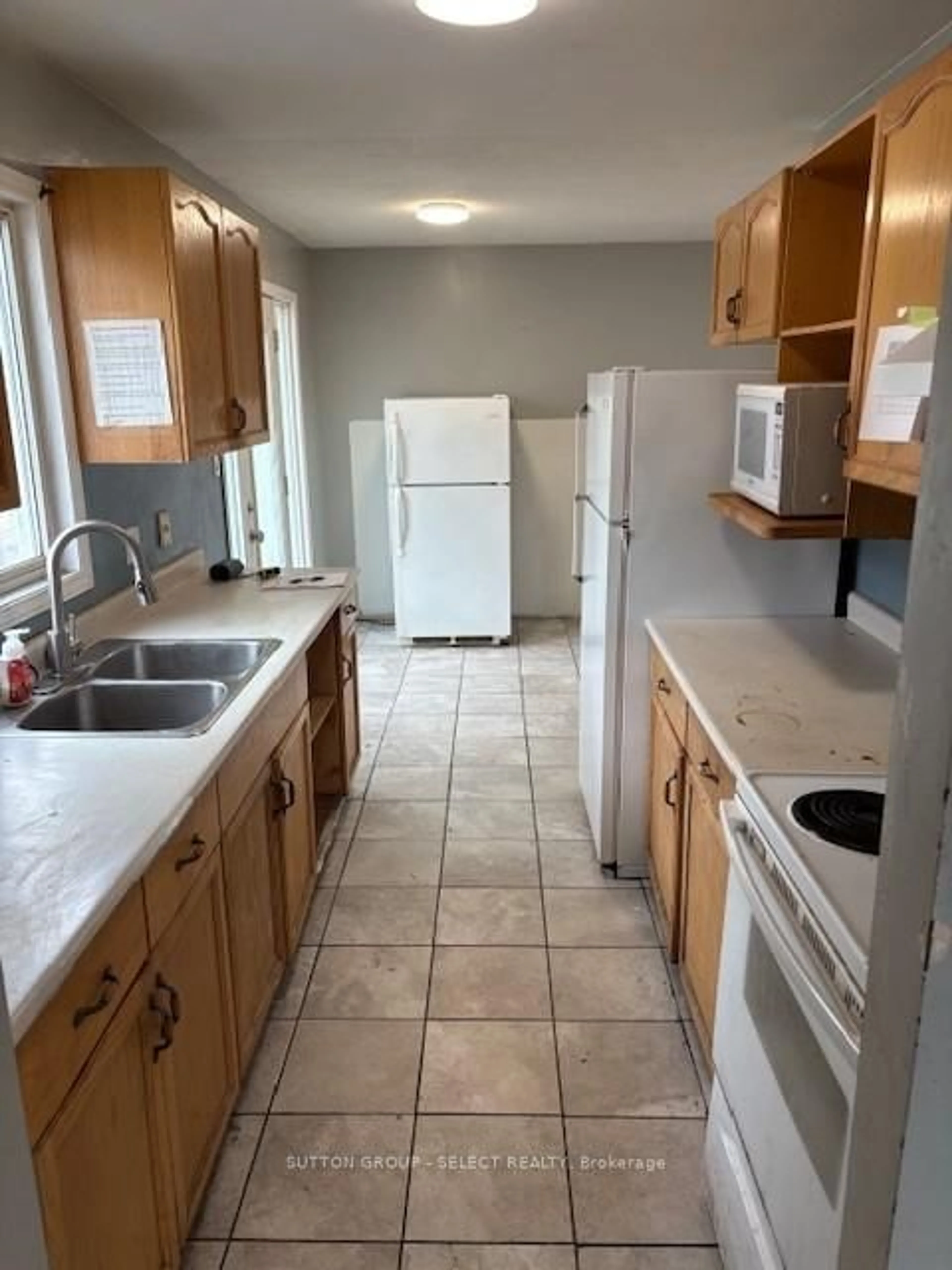 Standard kitchen, ceramic/tile floor for 393 Fleming Dr, London East Ontario N5V 4Y8