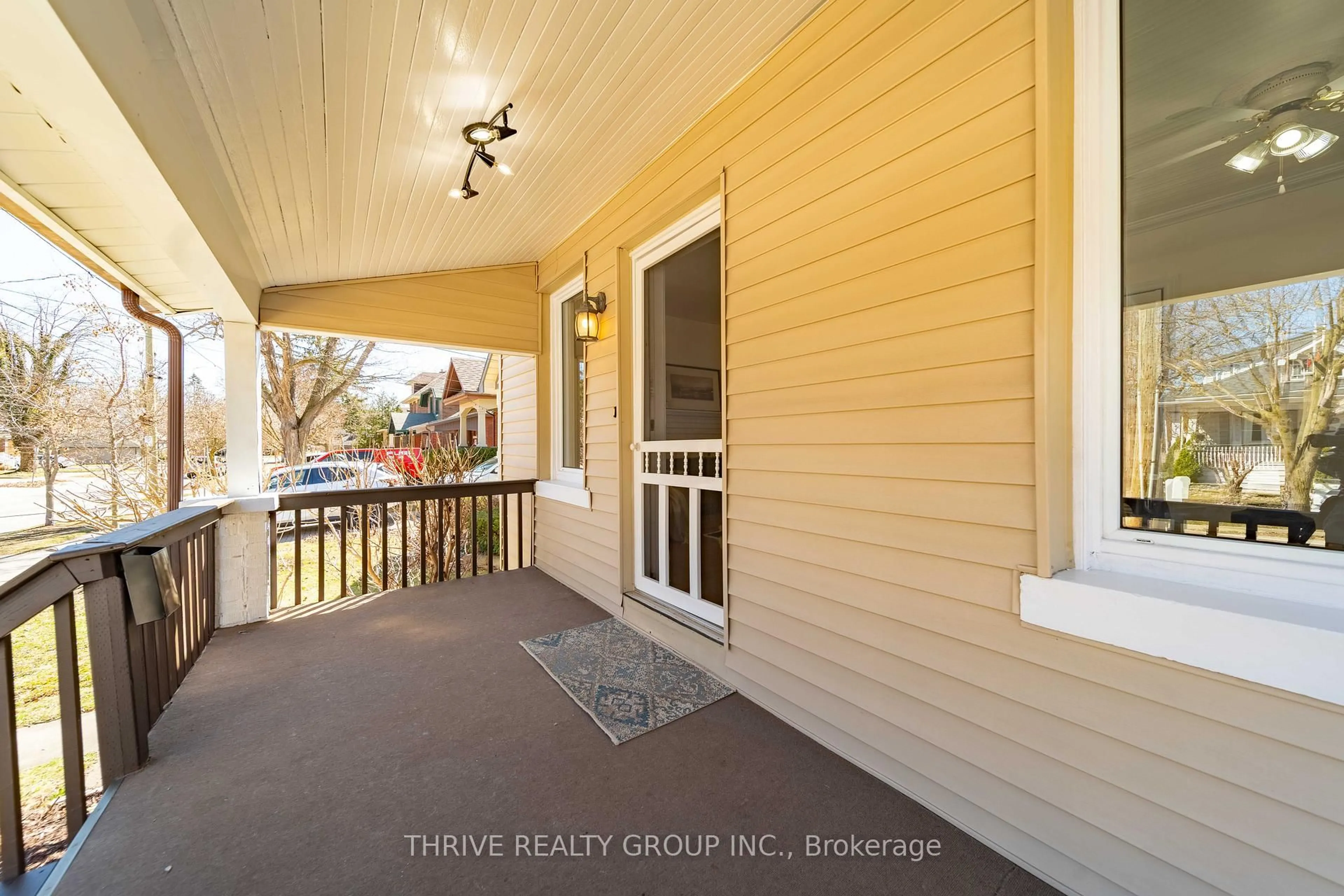 Indoor entryway for 123 Thornton Ave, London East Ontario N5Y 2Y6