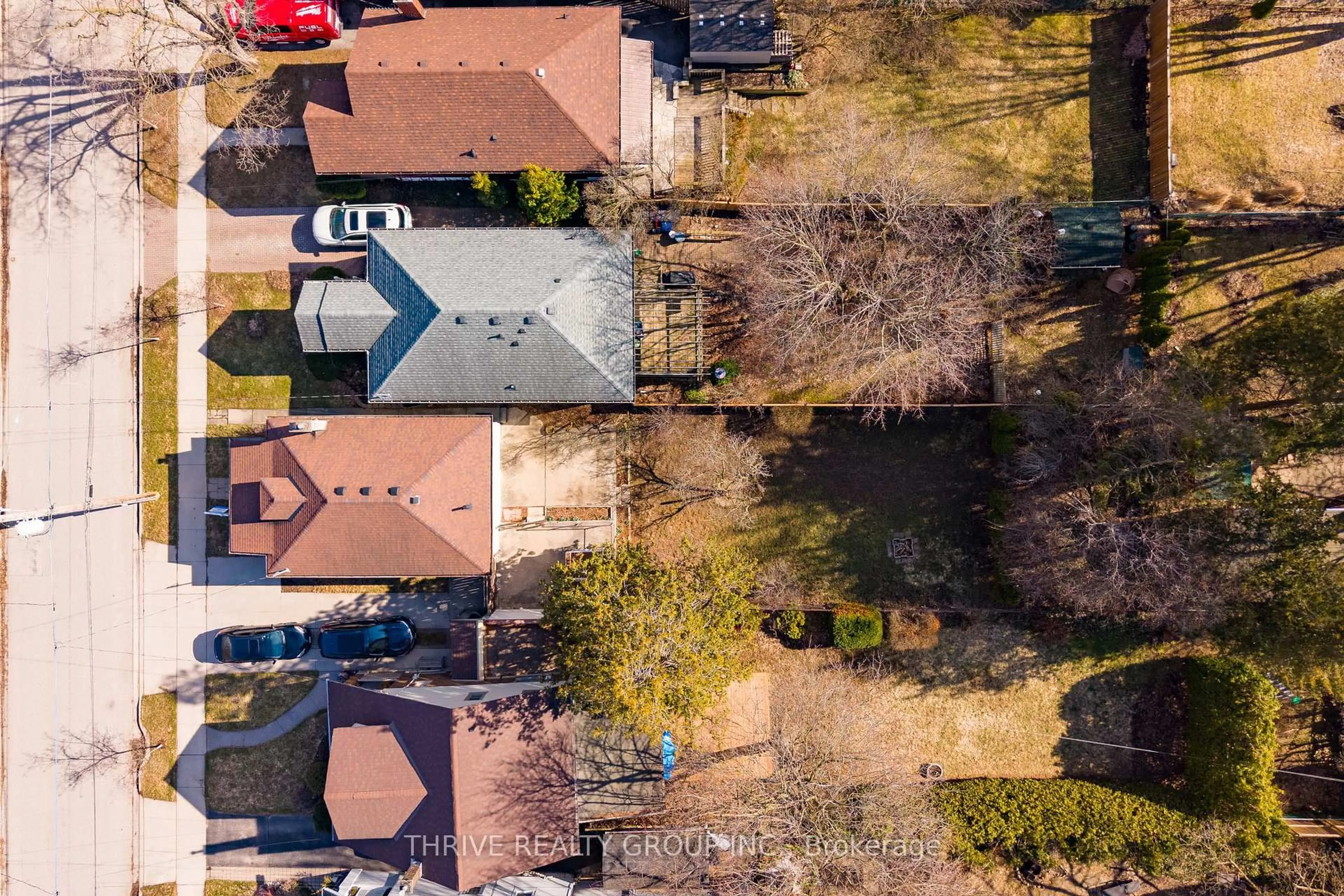 A pic from outside/outdoor area/front of a property/back of a property/a pic from drone, street for 123 Thornton Ave, London East Ontario N5Y 2Y6