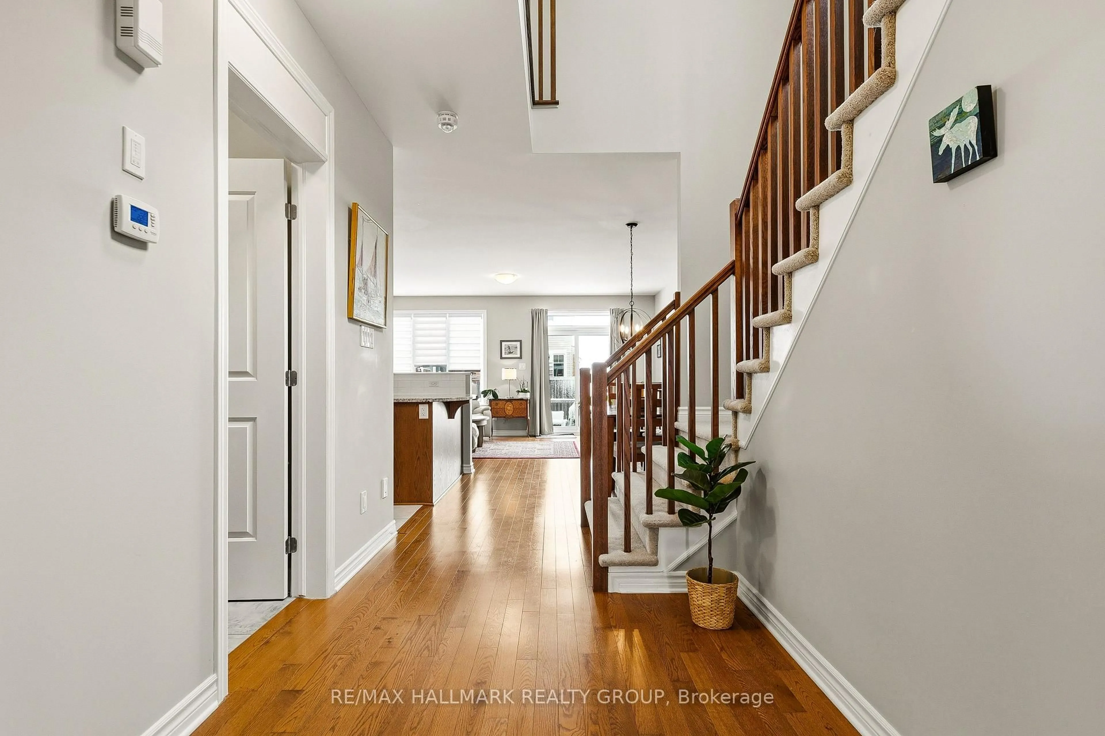 Indoor entryway for 844 Cedar Creek Dr, Ottawa Ontario K1T 0B3