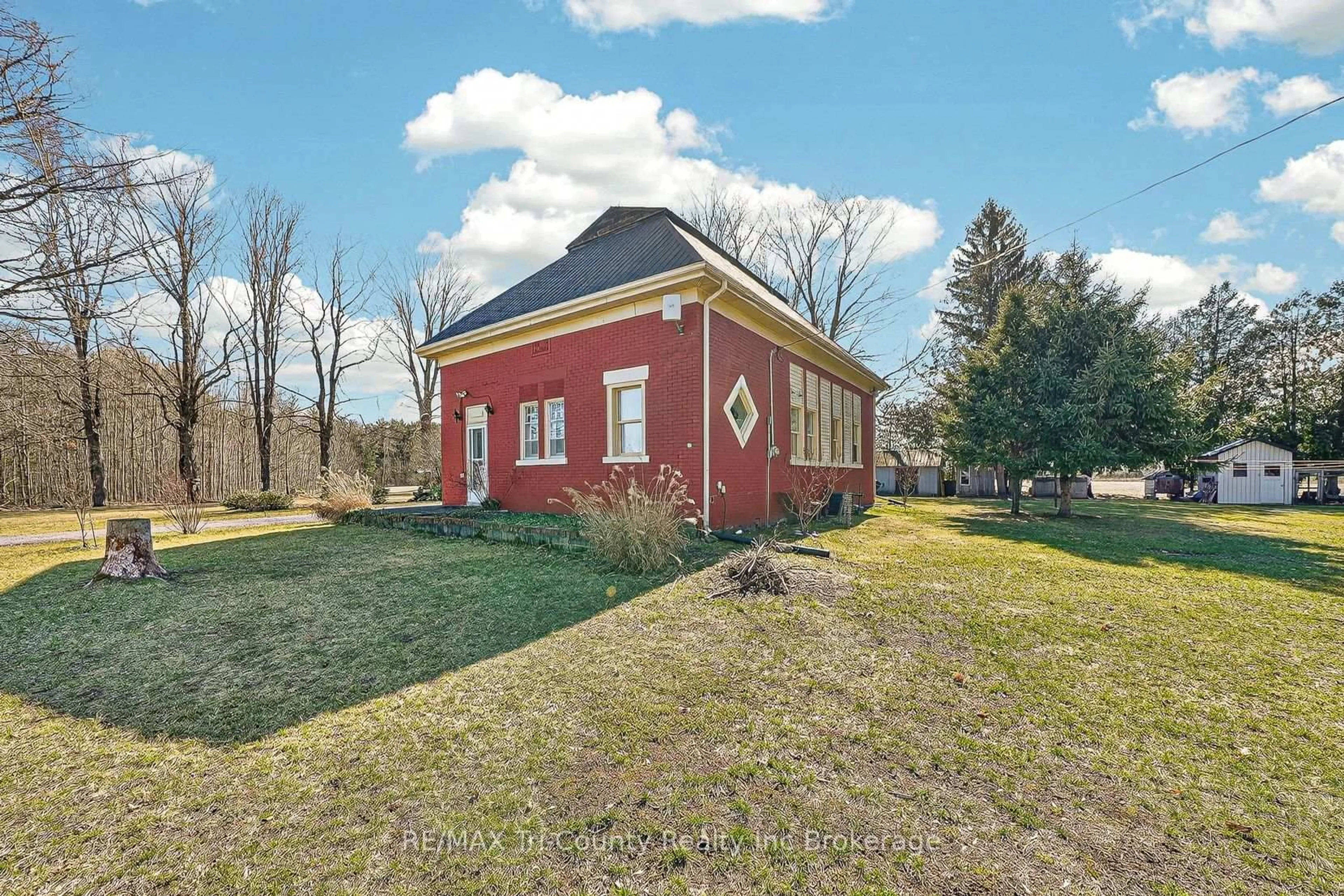 A pic from outside/outdoor area/front of a property/back of a property/a pic from drone, building for 2345 East Quarter Line, Norfolk Ontario N4B 2W4