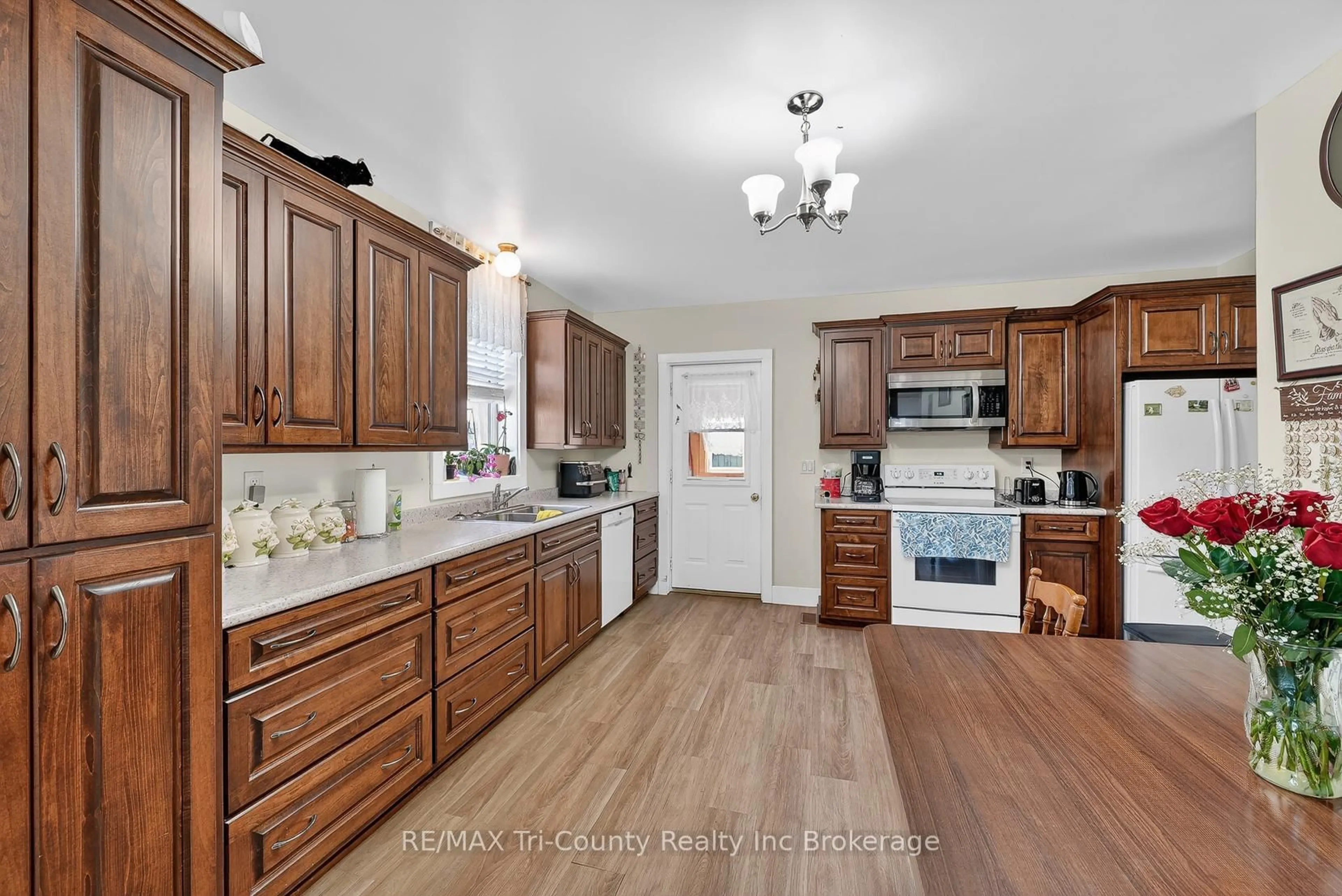 Open concept kitchen, ceramic/tile floor for 2345 East Quarter Line, Norfolk Ontario N4B 2W4