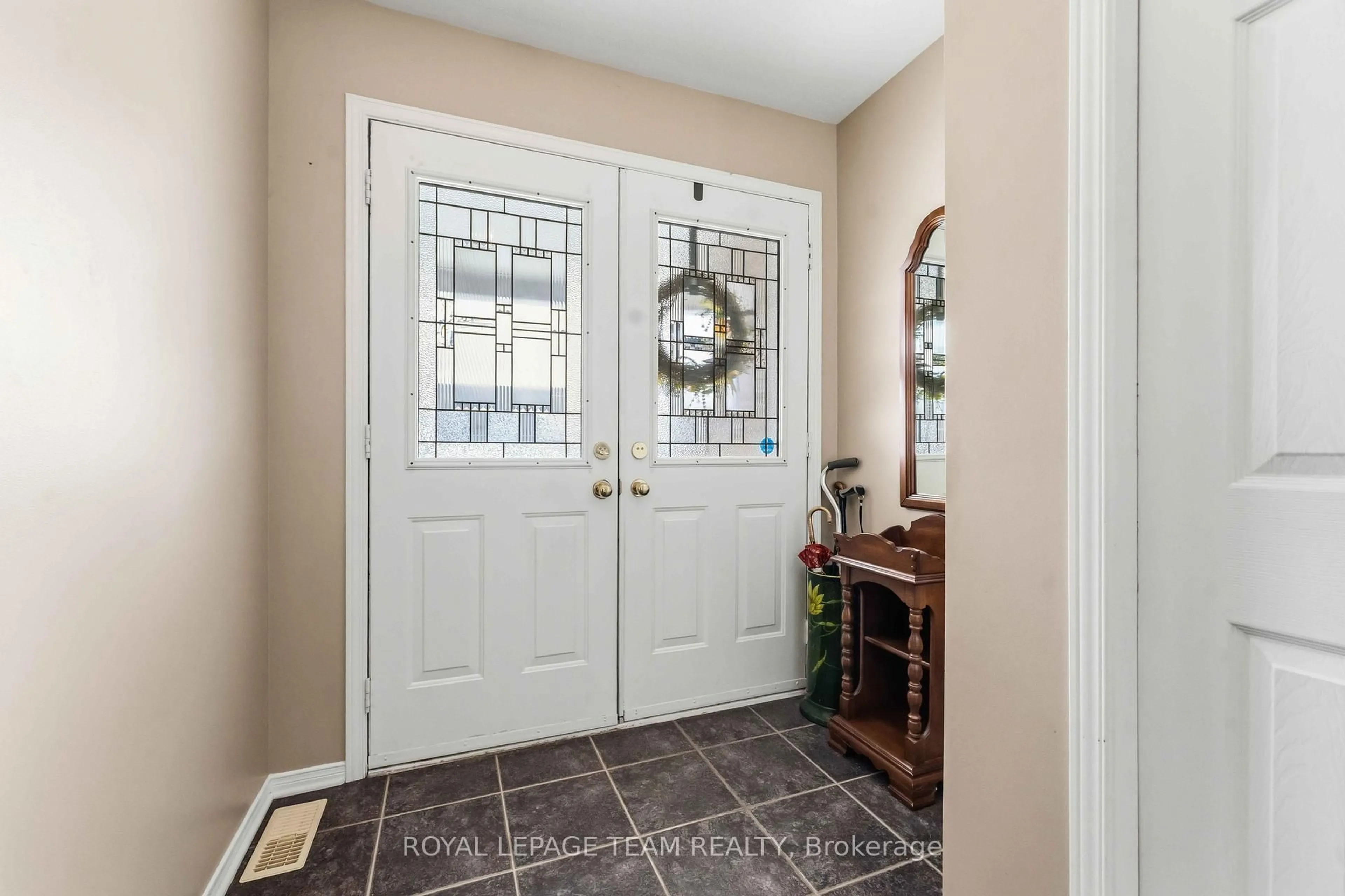 Indoor entryway for 45 Burnstead Cres, Ottawa Ontario K2M 2T4