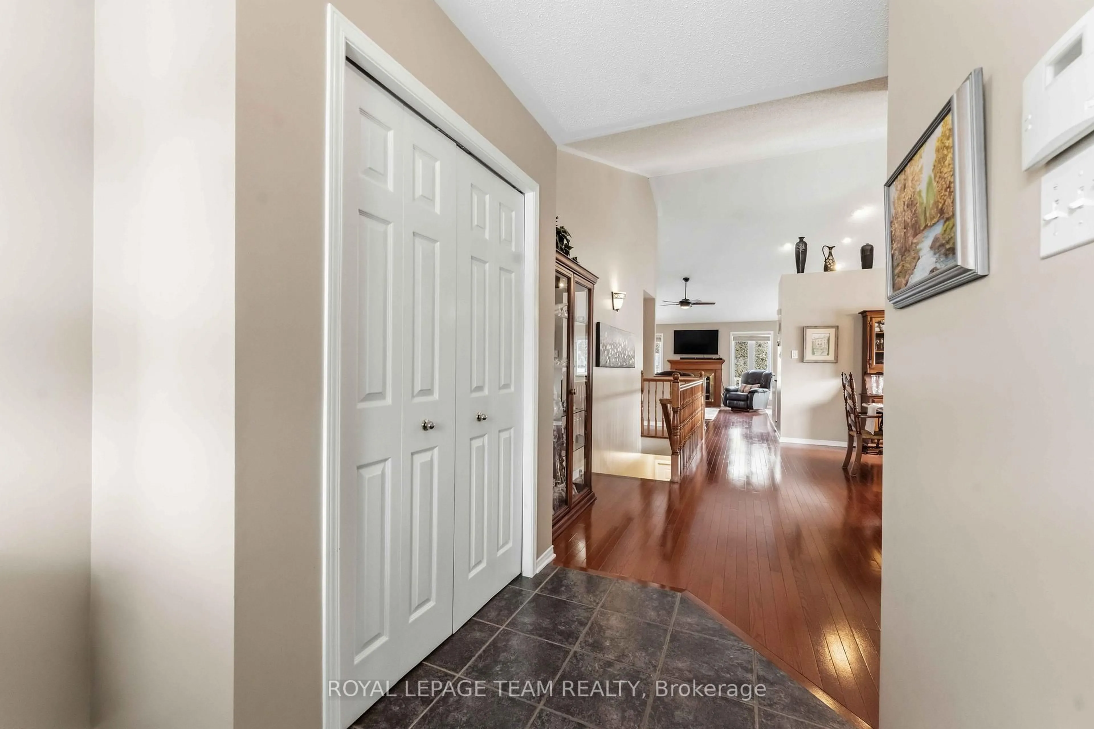 Indoor entryway for 45 Burnstead Cres, Ottawa Ontario K2M 2T4