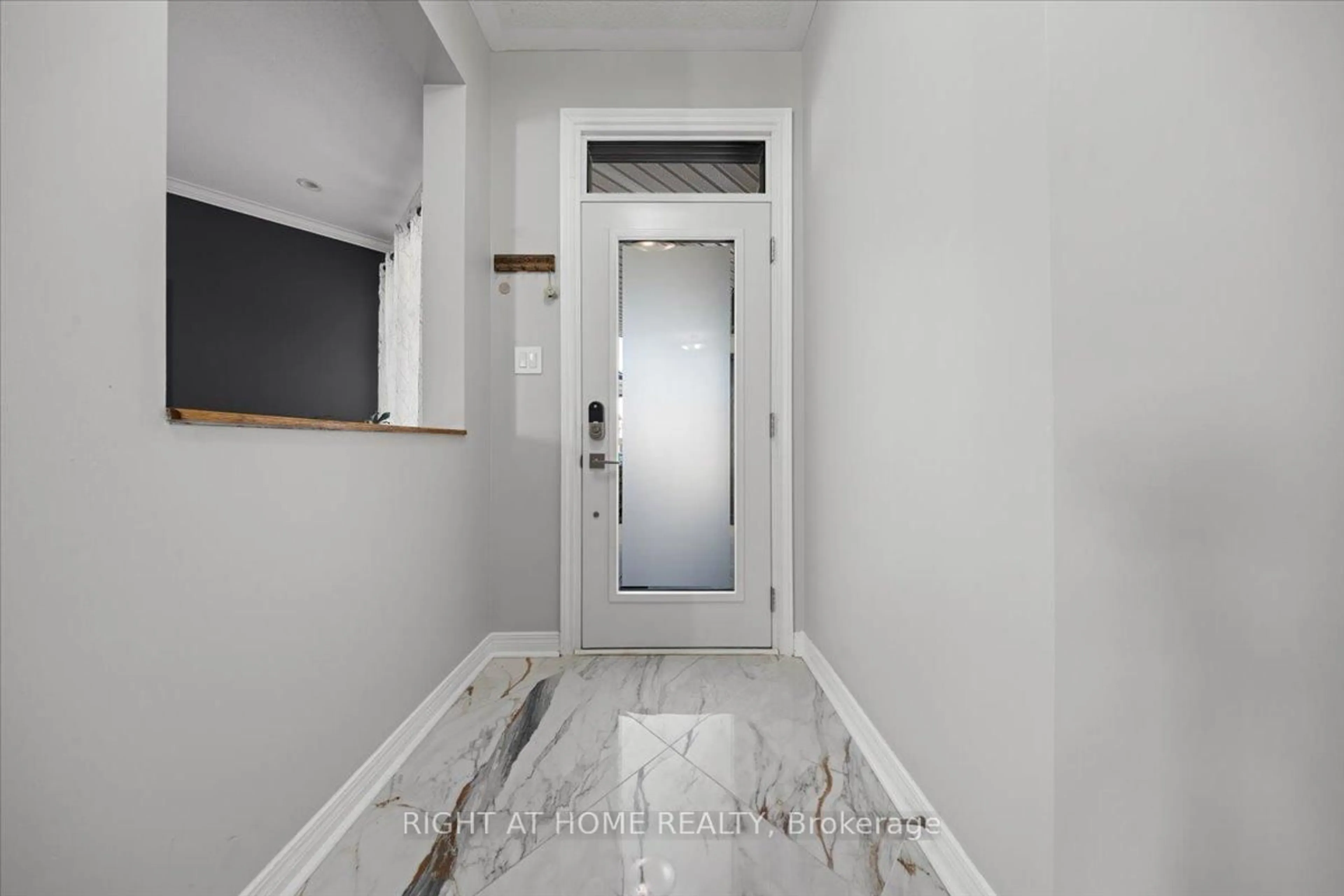 Indoor entryway for 850 FEATHER MOSS Way, Ottawa Ontario K1V 1X2