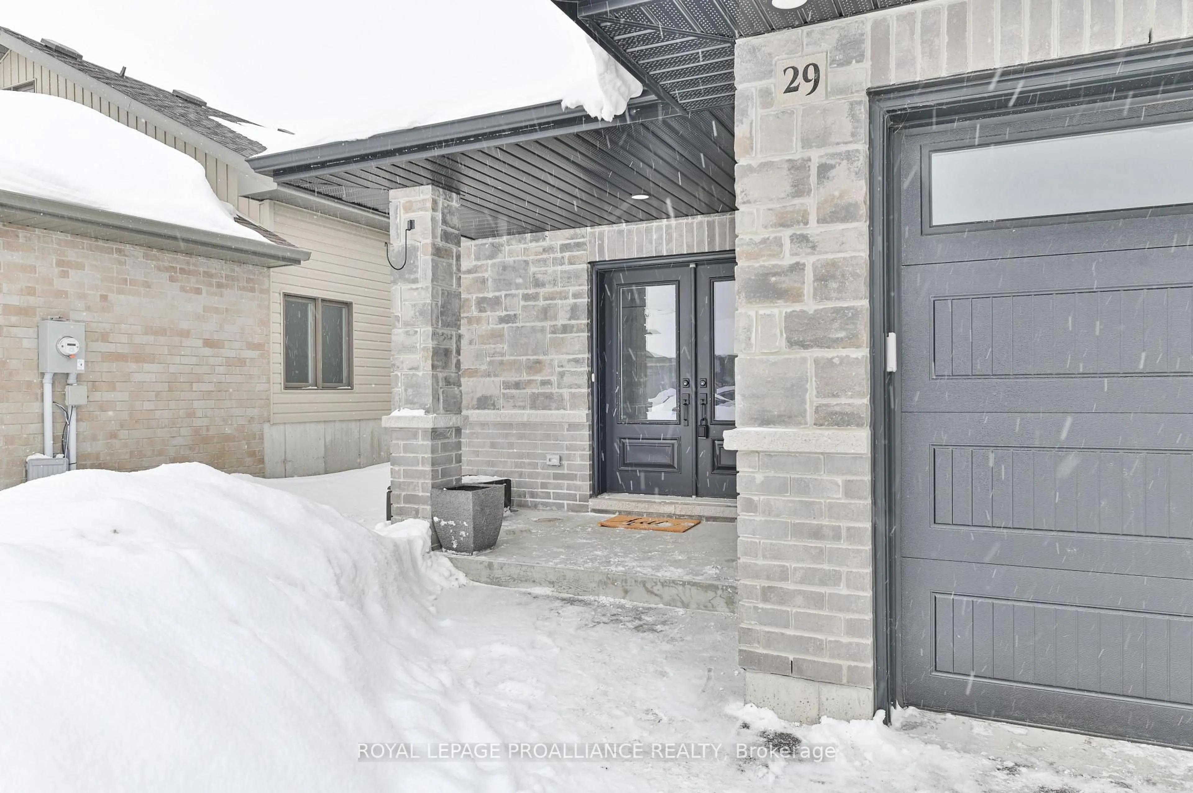 Indoor entryway for 29 Cedar Park Cres, Quinte West Ontario K8V 0J1