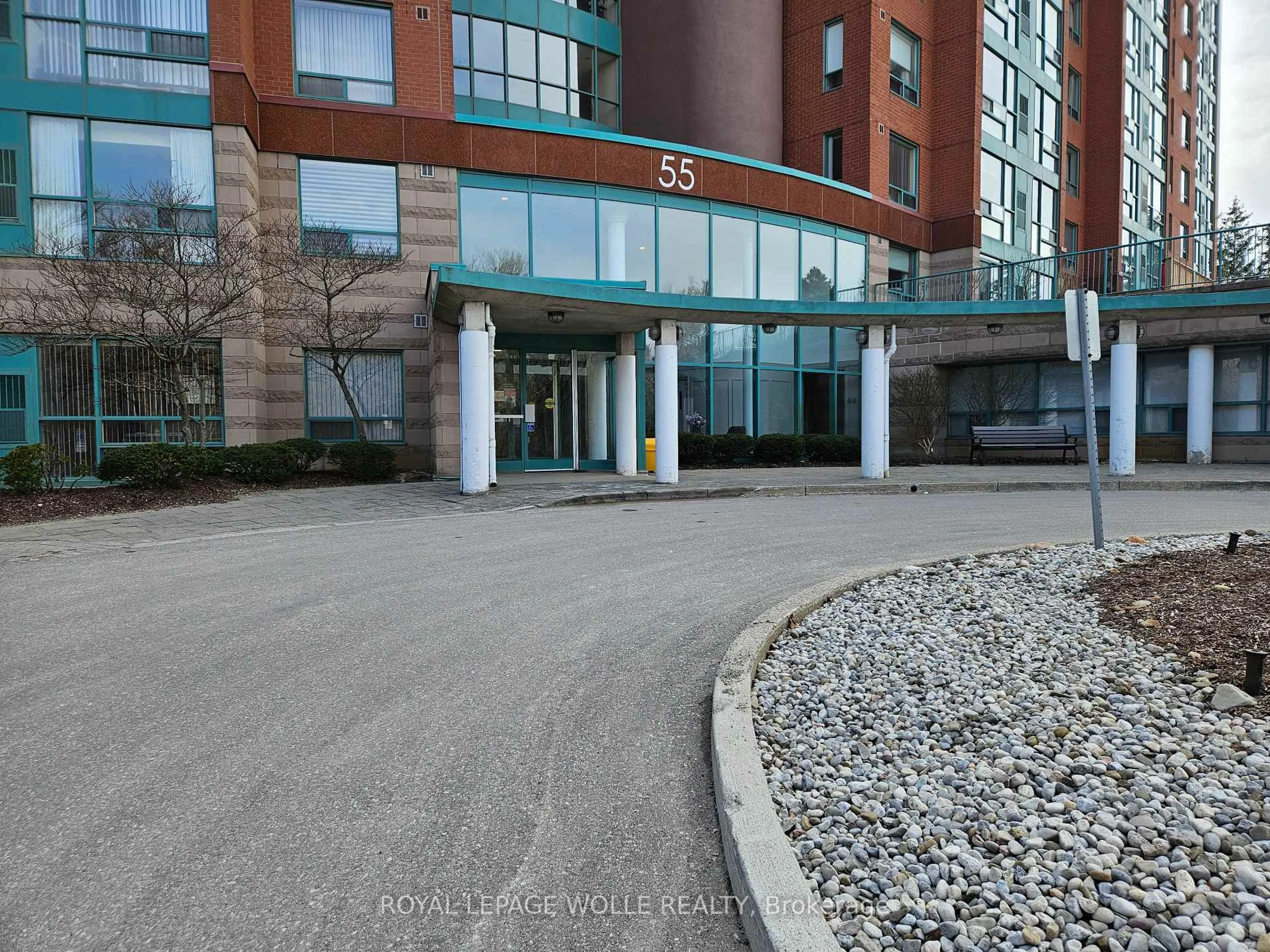 Indoor foyer for 55 Blue Springs Dr #805, Waterloo Ontario N2J 4T3