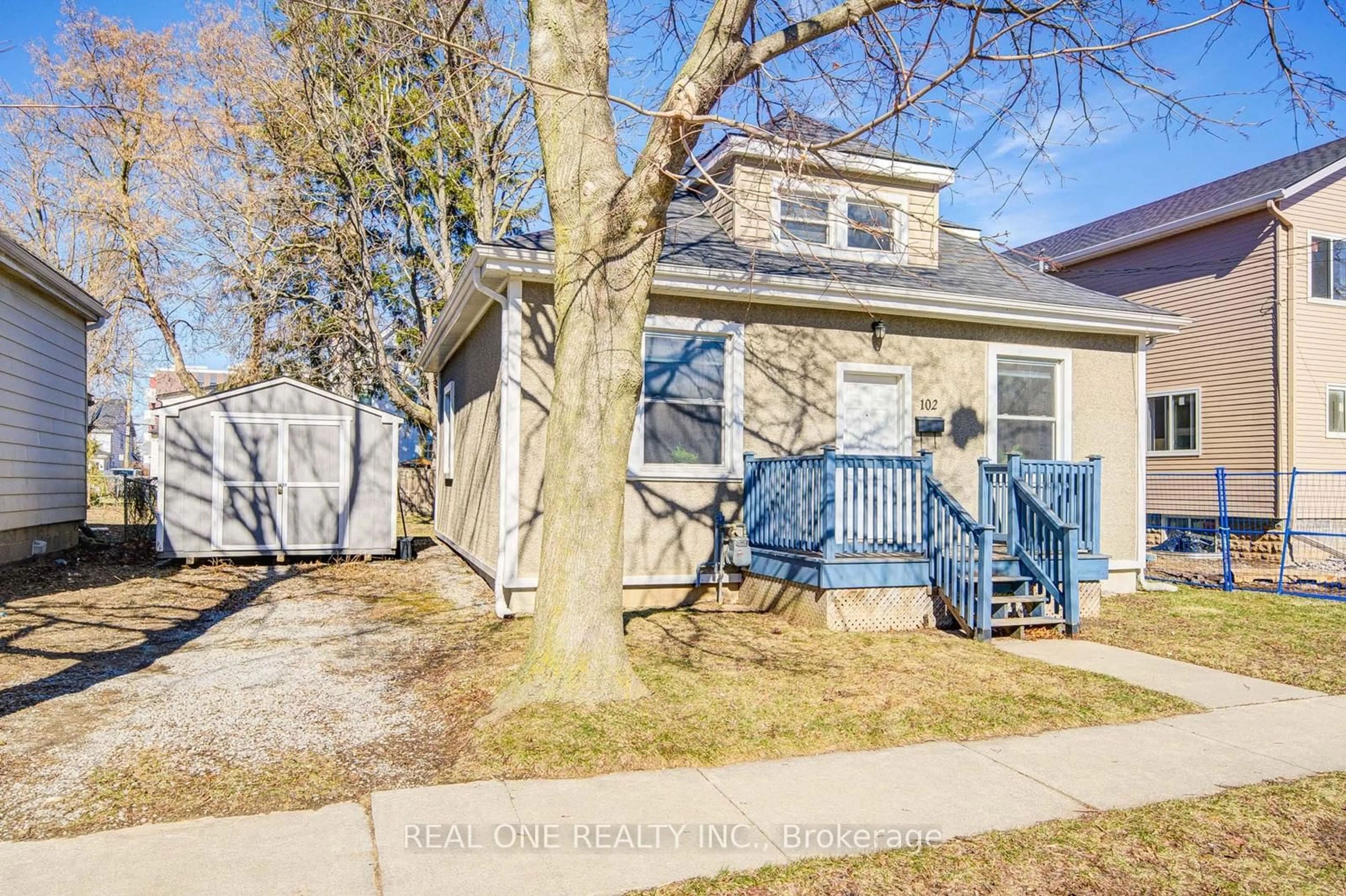 A pic from outside/outdoor area/front of a property/back of a property/a pic from drone, street for 102 Royal Ave, Hamilton Ontario L8S 2C6