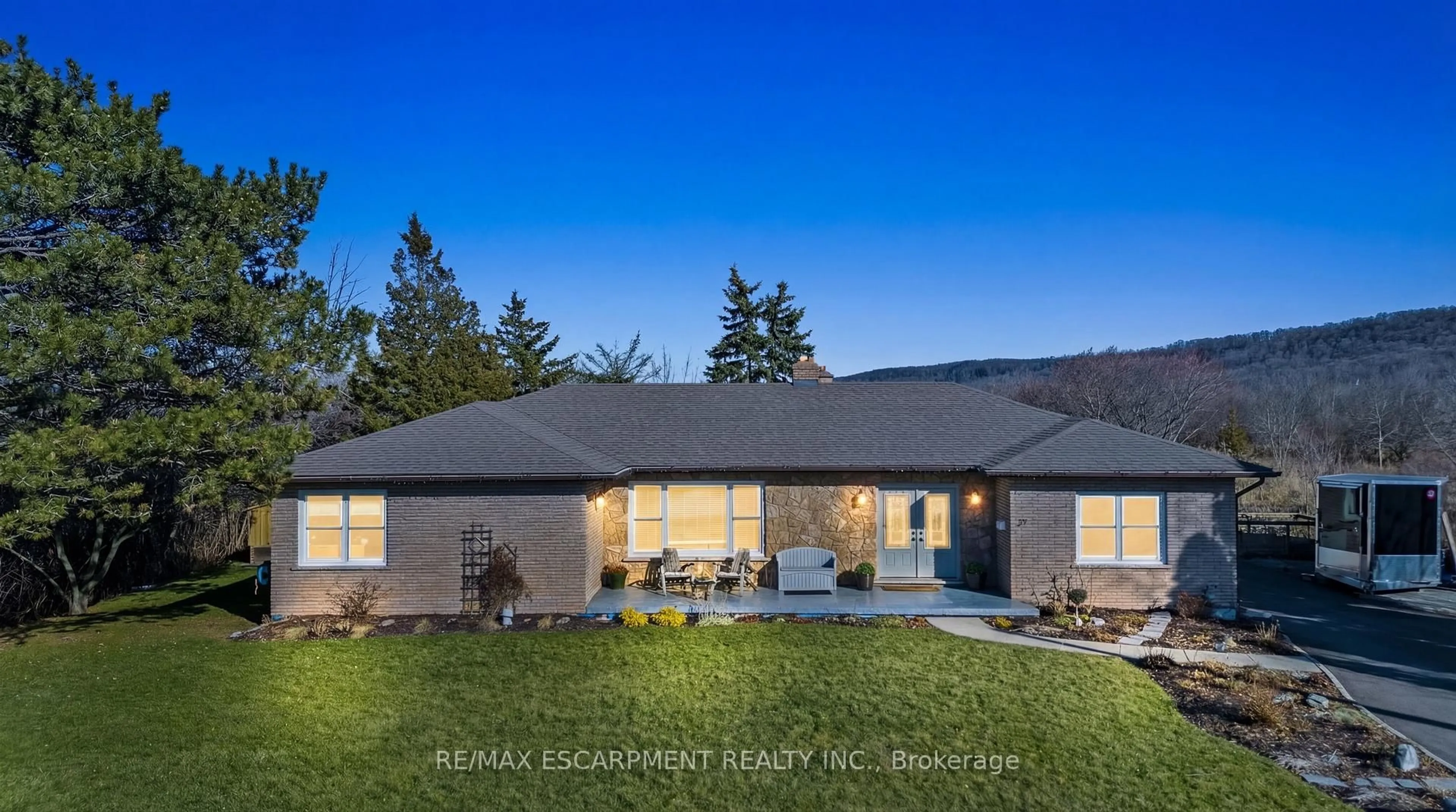 Home with vinyl exterior material, unknown for 27 Cline Mountain Rd, Grimsby Ontario L3M 4B4