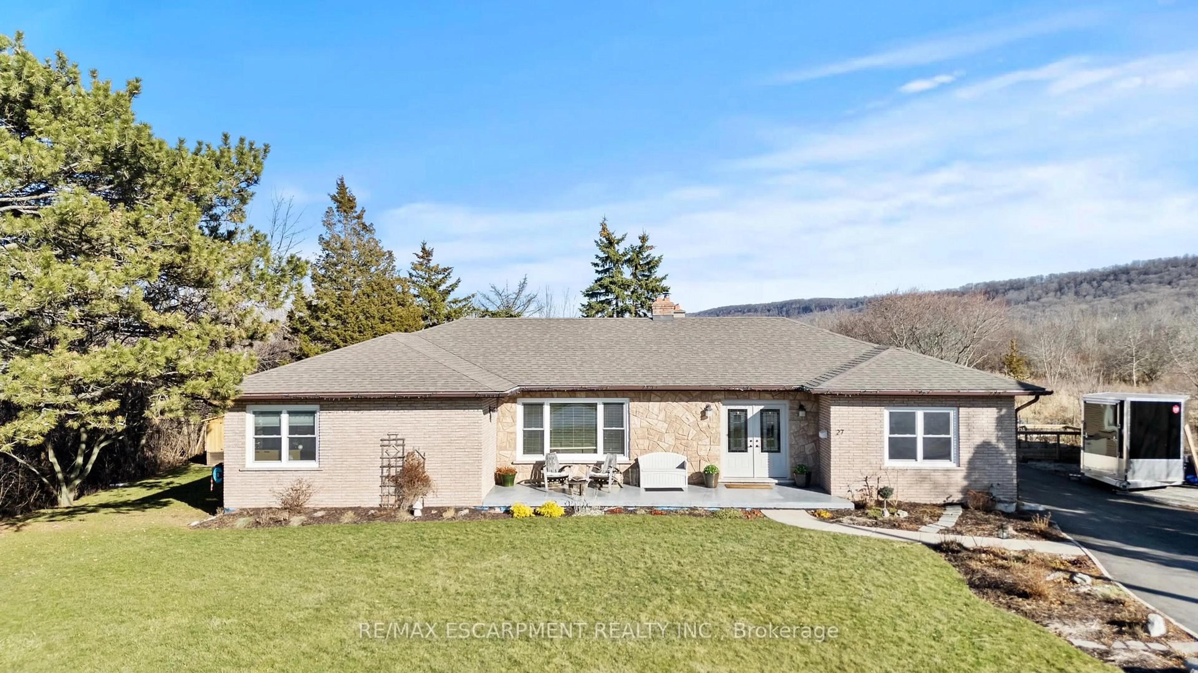 Home with vinyl exterior material, mountain view for 27 Cline Mountain Rd, Grimsby Ontario L3M 4B4