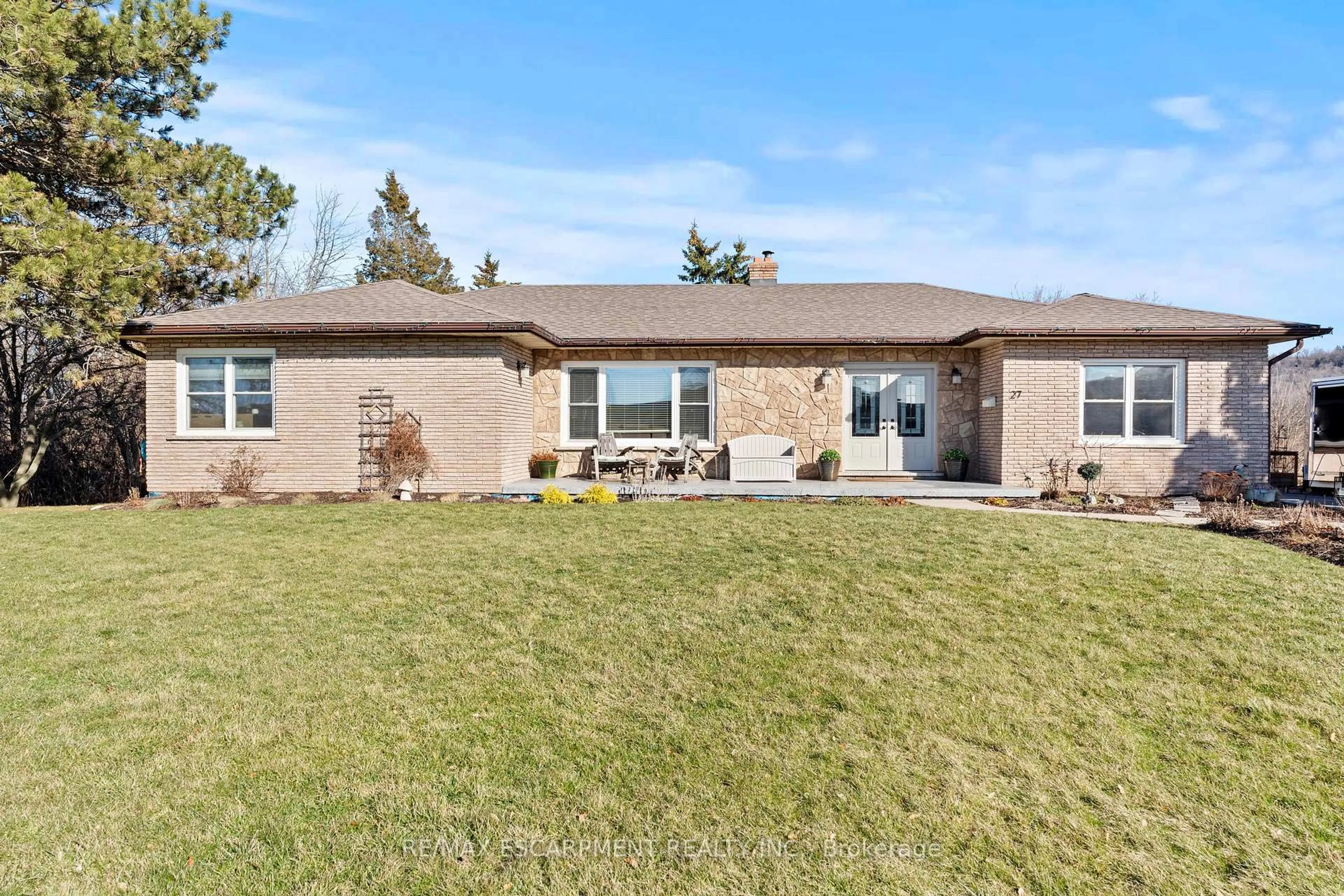 Home with vinyl exterior material, street for 27 Cline Mountain Rd, Grimsby Ontario L3M 4B4