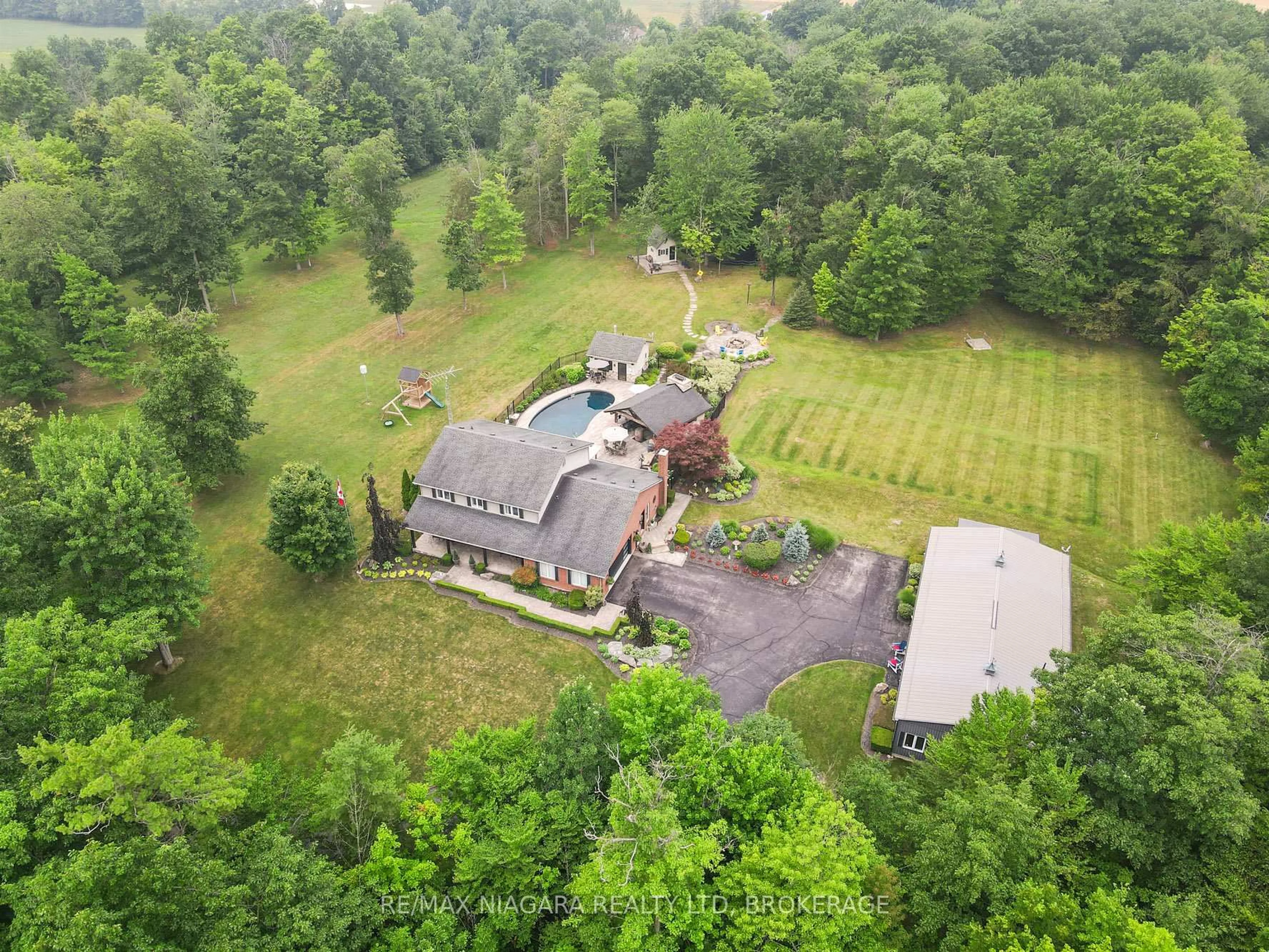 A pic from outside/outdoor area/front of a property/back of a property/a pic from drone, mountain view for 2738 Moyer St, Pelham Ontario L0S 1C0