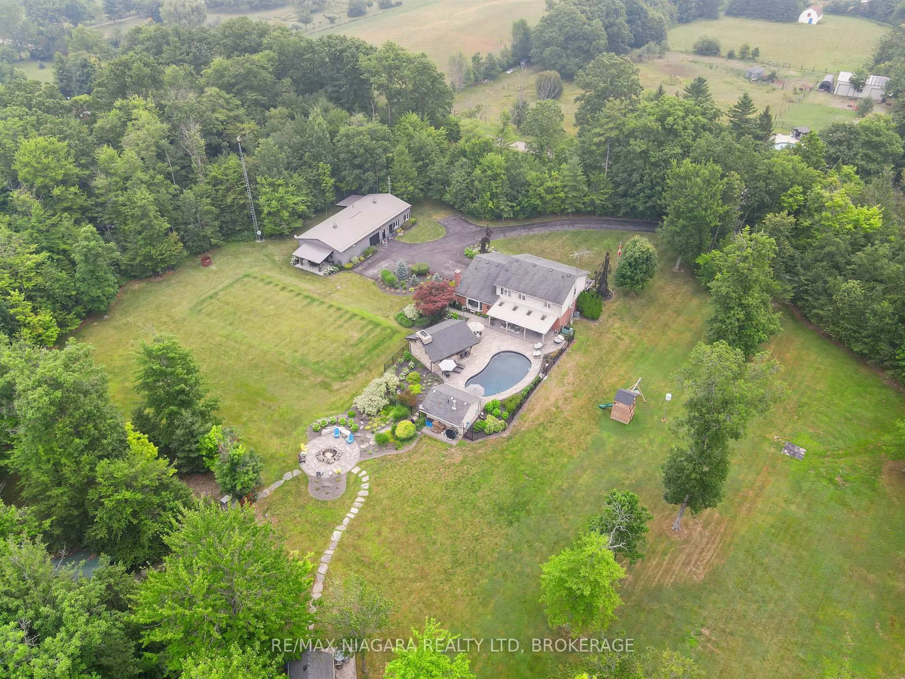 A pic from outside/outdoor area/front of a property/back of a property/a pic from drone, mountain view for 2738 Moyer St, Pelham Ontario L0S 1C0