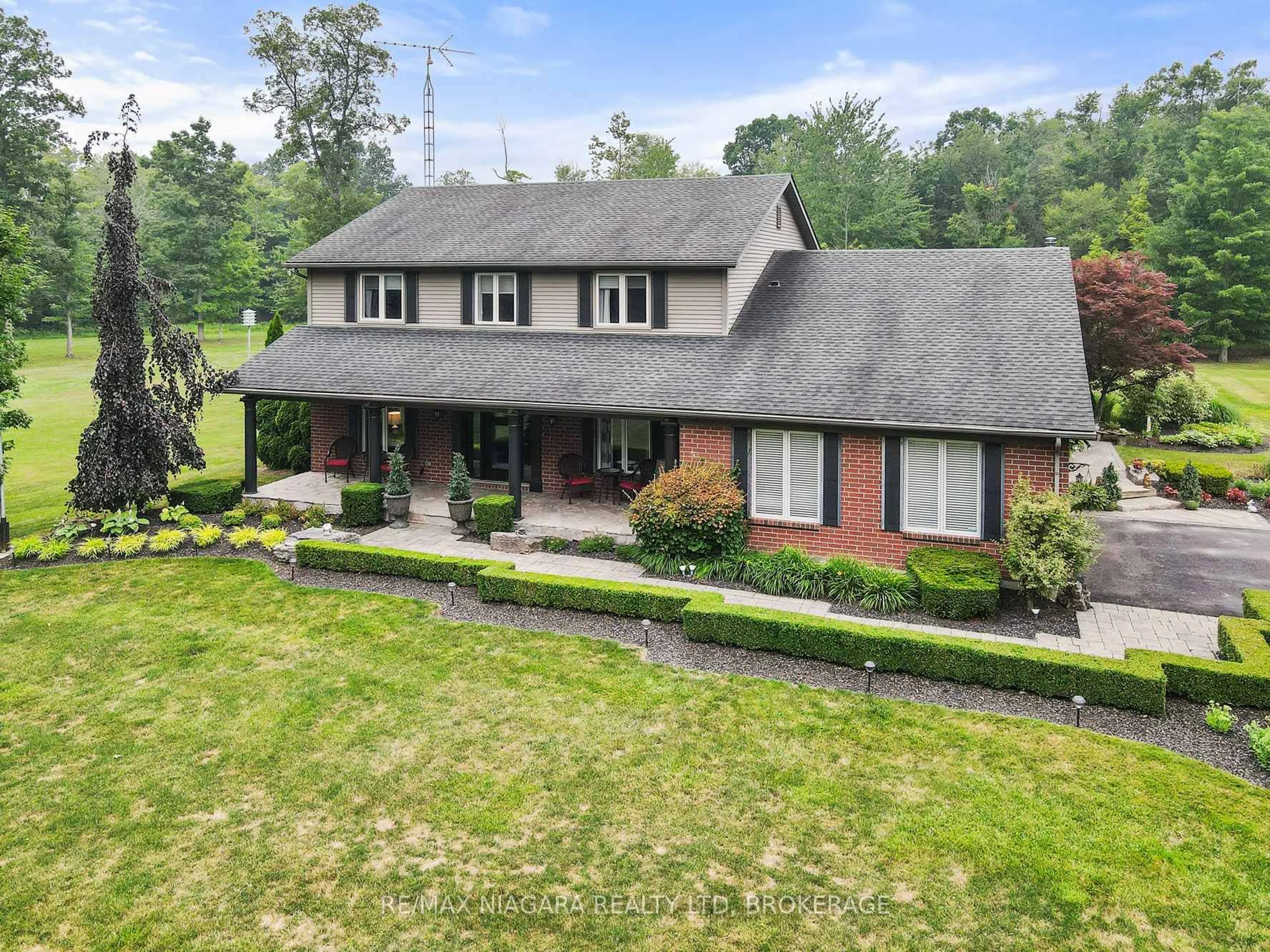 A pic from outside/outdoor area/front of a property/back of a property/a pic from drone, unknown for 2738 Moyer St, Pelham Ontario L0S 1C0