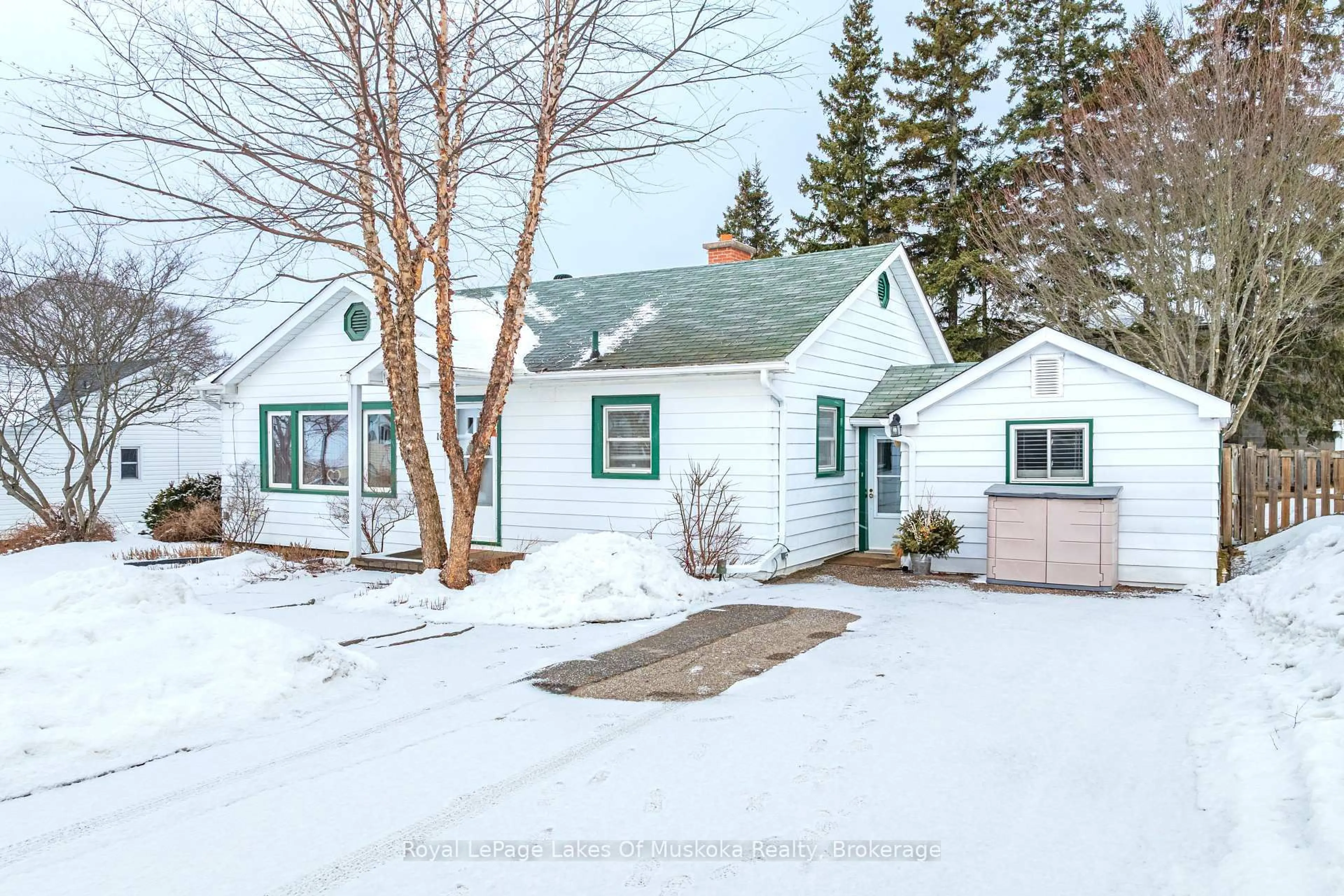 A pic from outside/outdoor area/front of a property/back of a property/a pic from drone, street for 10 Morris Ave, Huntsville Ontario P1H 1G4