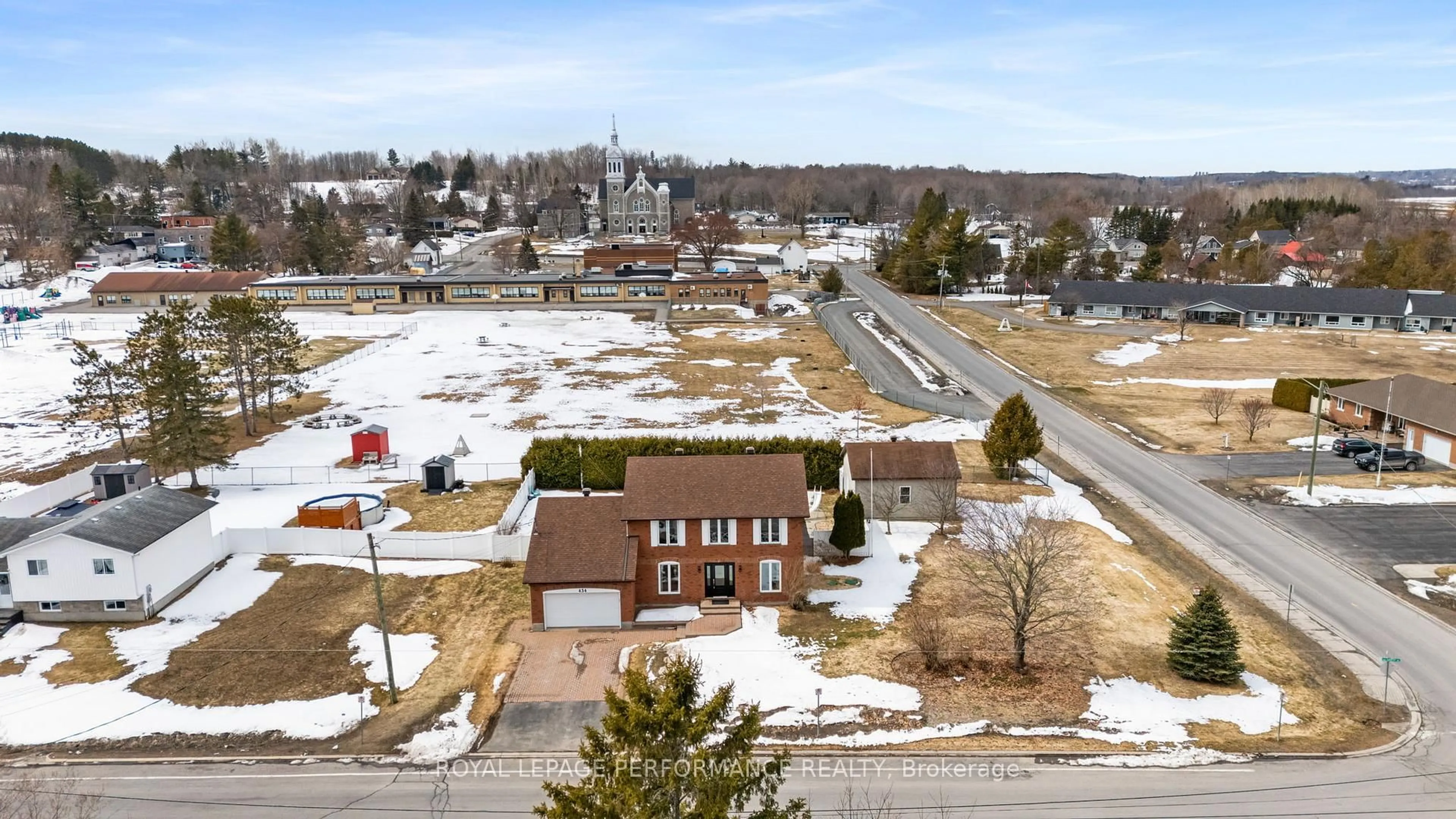 A pic from outside/outdoor area/front of a property/back of a property/a pic from drone, street for 434 Lemay St, Clarence-Rockland Ontario K0A 1N0