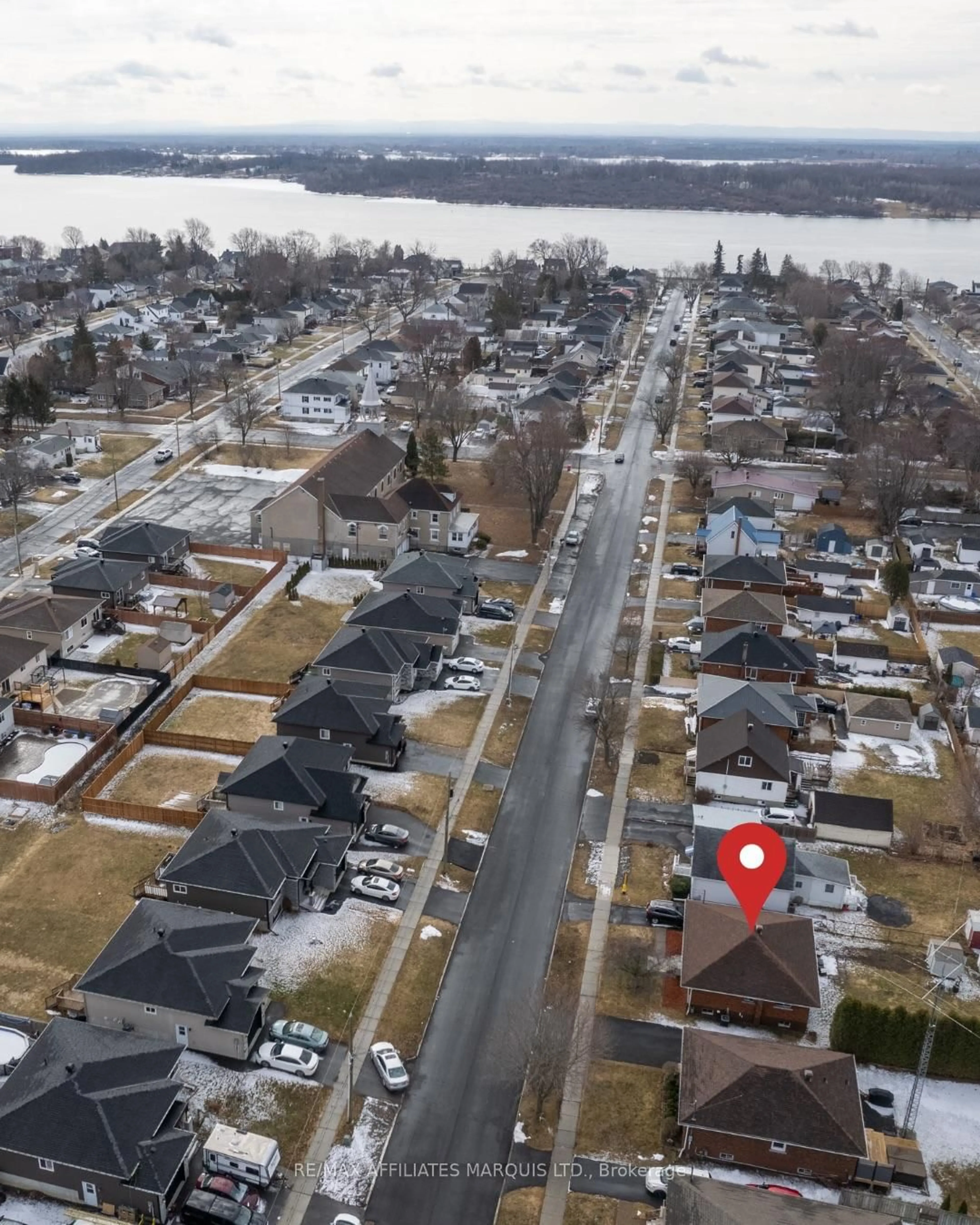 A pic from outside/outdoor area/front of a property/back of a property/a pic from drone, water/lake/river/ocean view for 119 Anthony St, Cornwall Ontario K6H 5J9