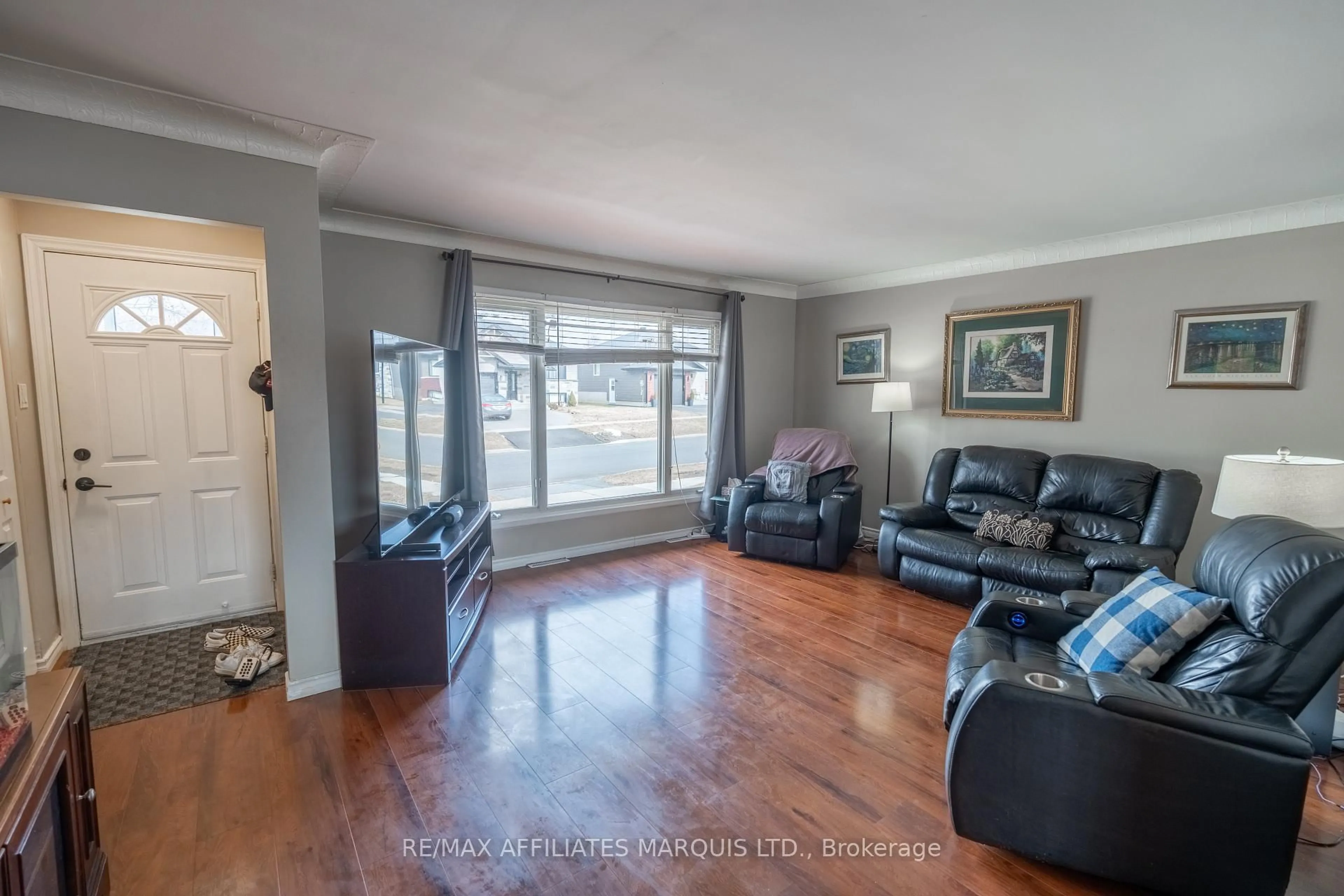 Living room with furniture, unknown for 119 Anthony St, Cornwall Ontario K6H 5J9