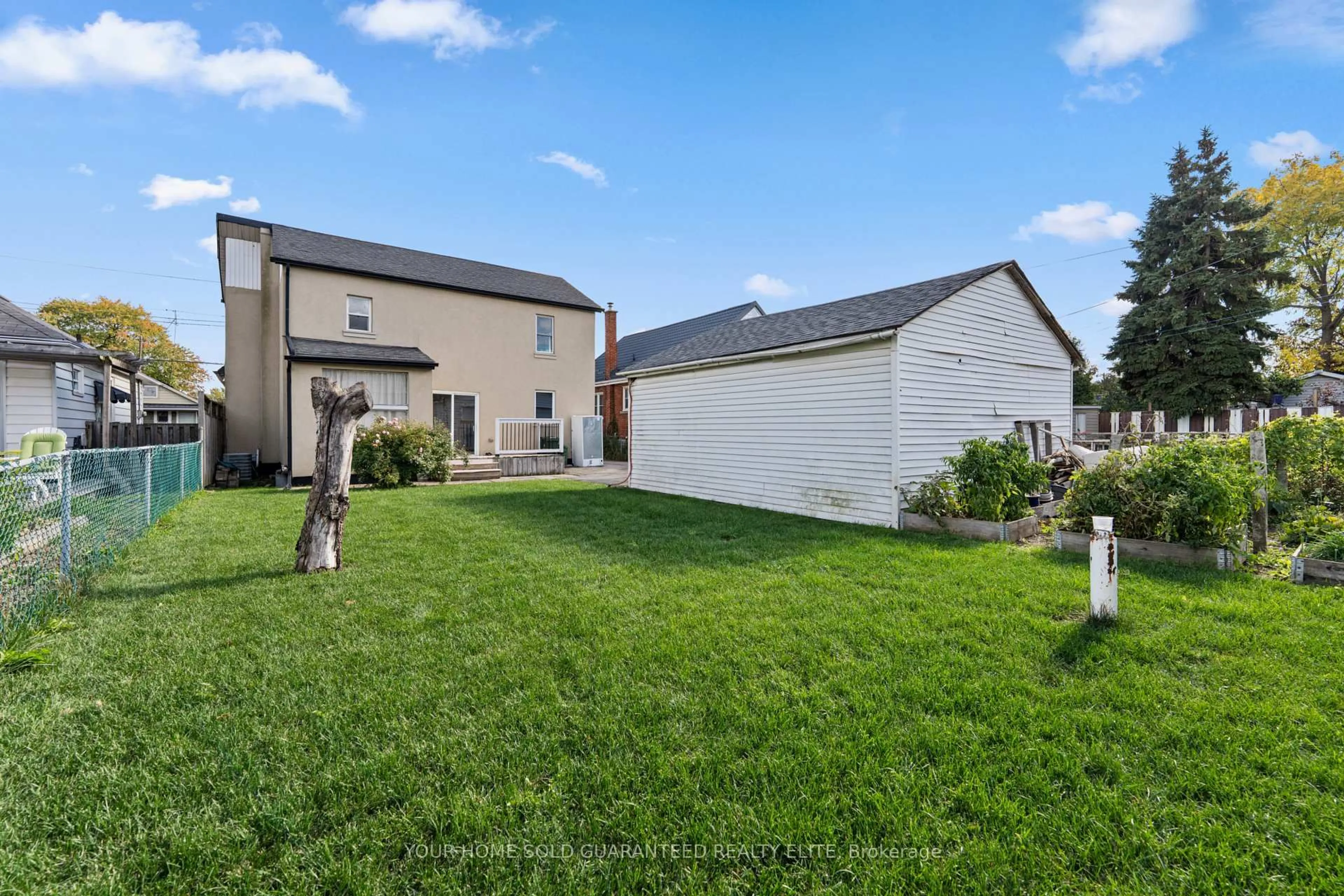 A pic from outside/outdoor area/front of a property/back of a property/a pic from drone, street for 233 Normanhurst Ave, Hamilton Ontario L8H 5N1