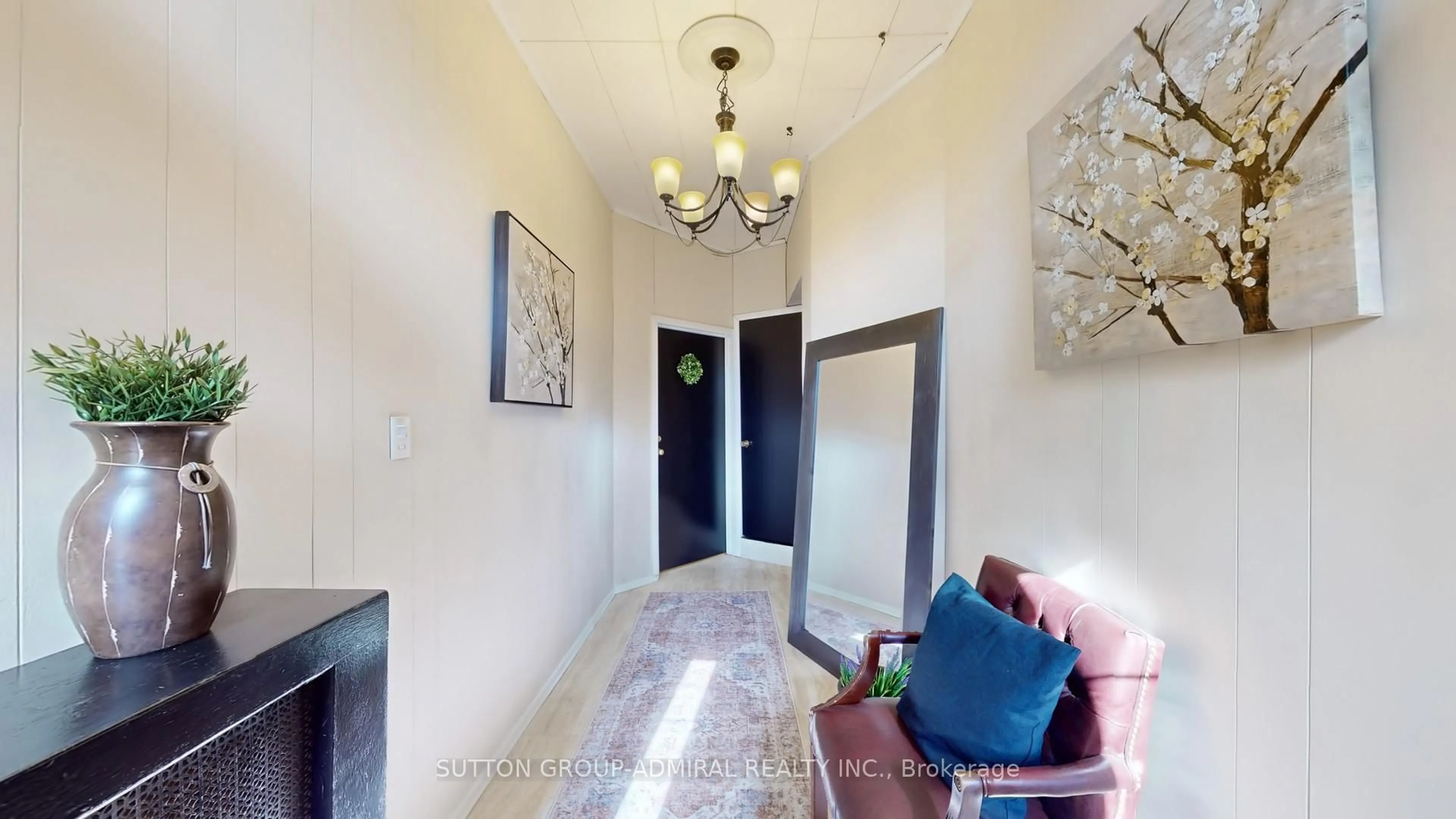 Indoor foyer for 164 Wentworth St, Hamilton Ontario L8N 2Z2