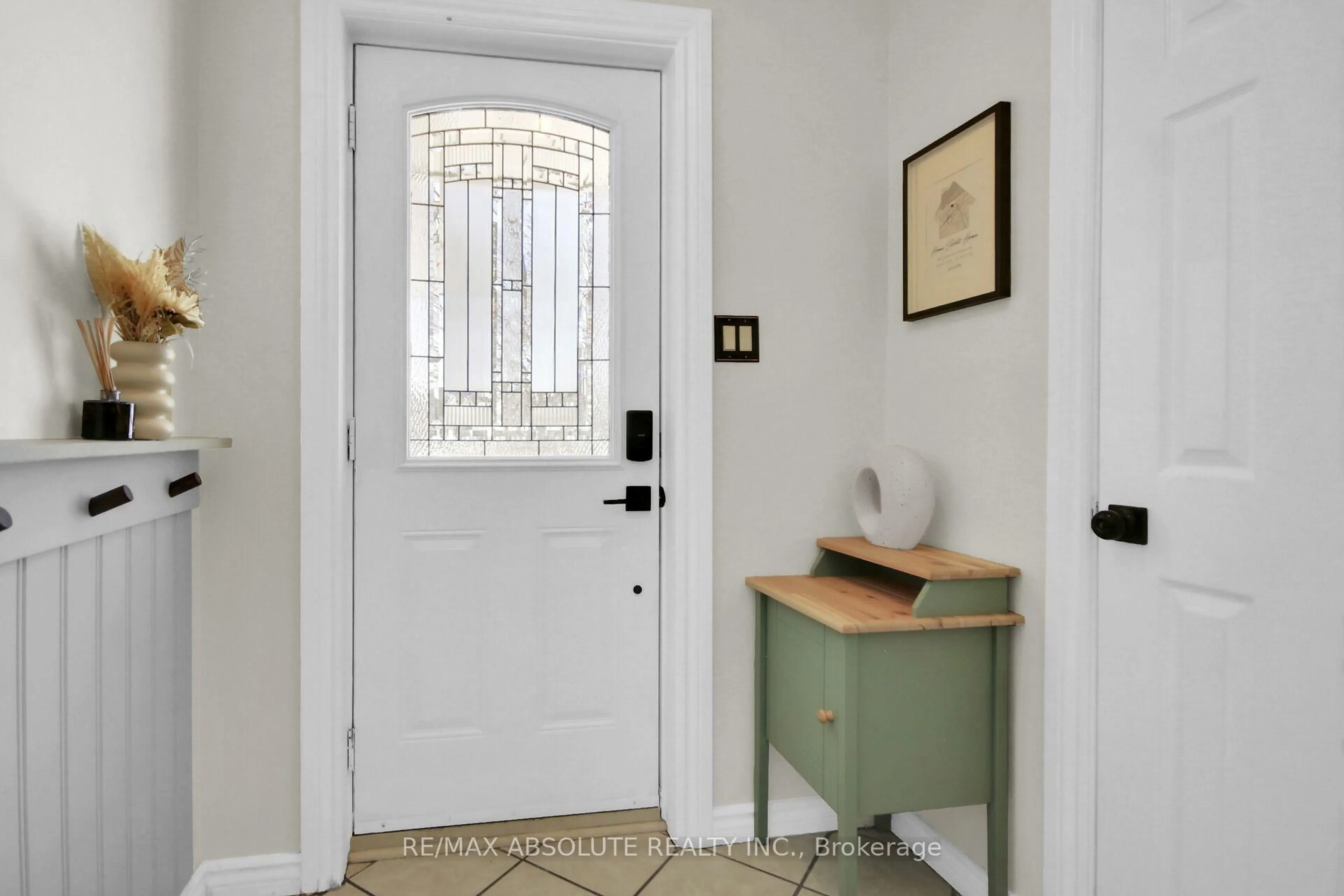 Indoor entryway for 294 Turnstone Crt, Orleans Ontario K1E 2V2