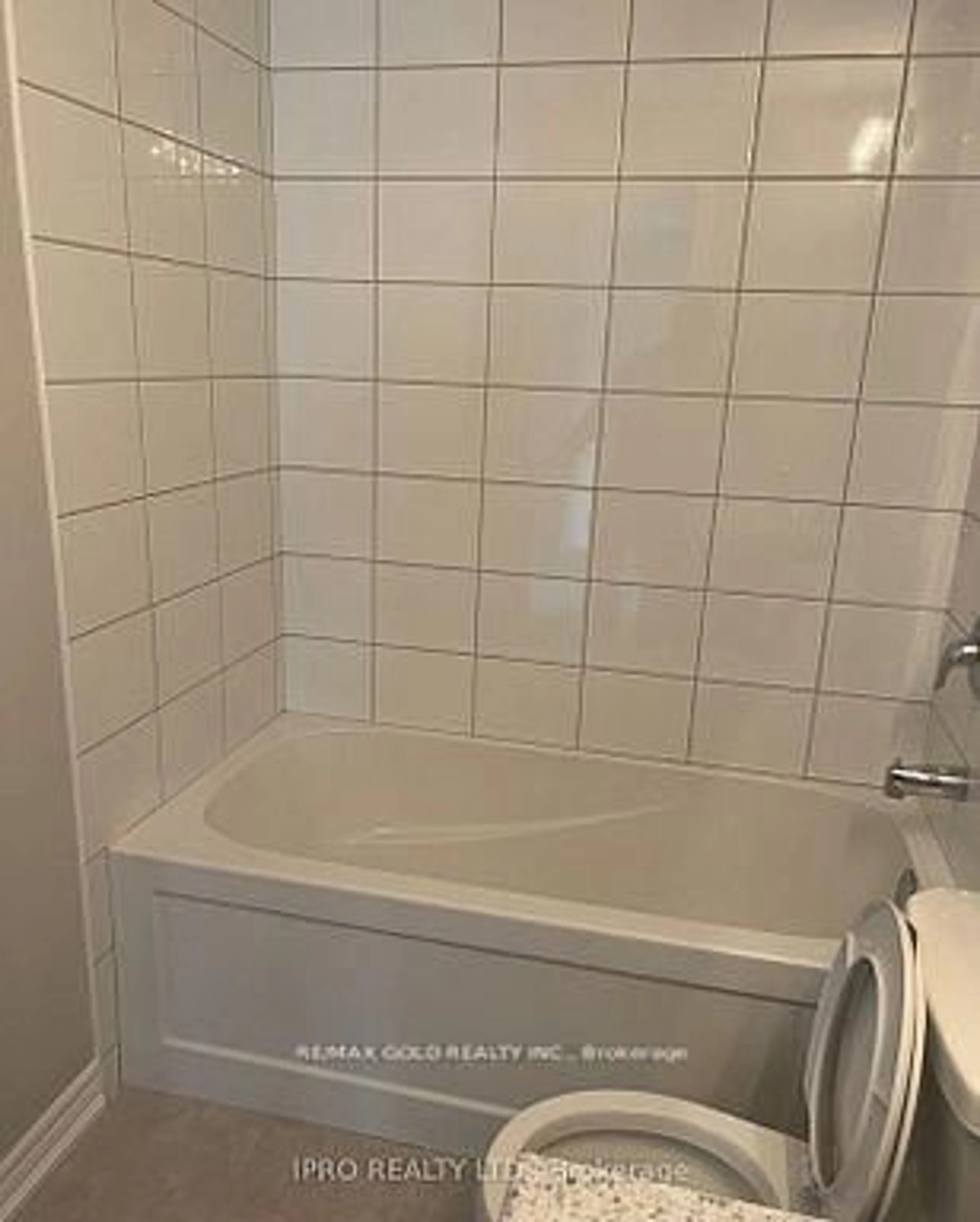 Standard bathroom, ceramic/tile floor for 83 Pinot Cres, Hamilton Ontario L8E 0J9