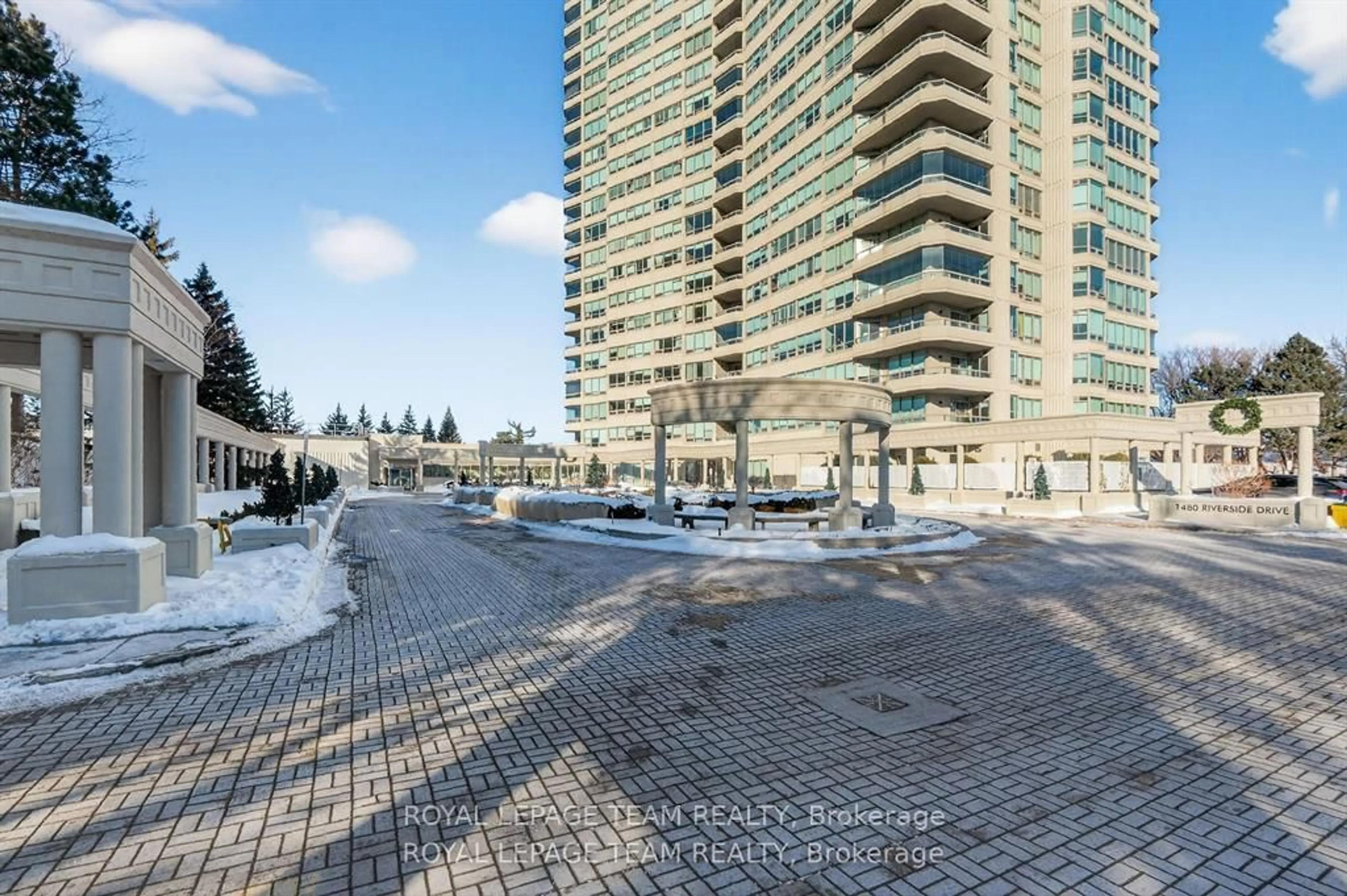 A pic from outside/outdoor area/front of a property/back of a property/a pic from drone, unknown for 1480 RIVERSIDE Dr #503, Ottawa Ontario K1G 5H2