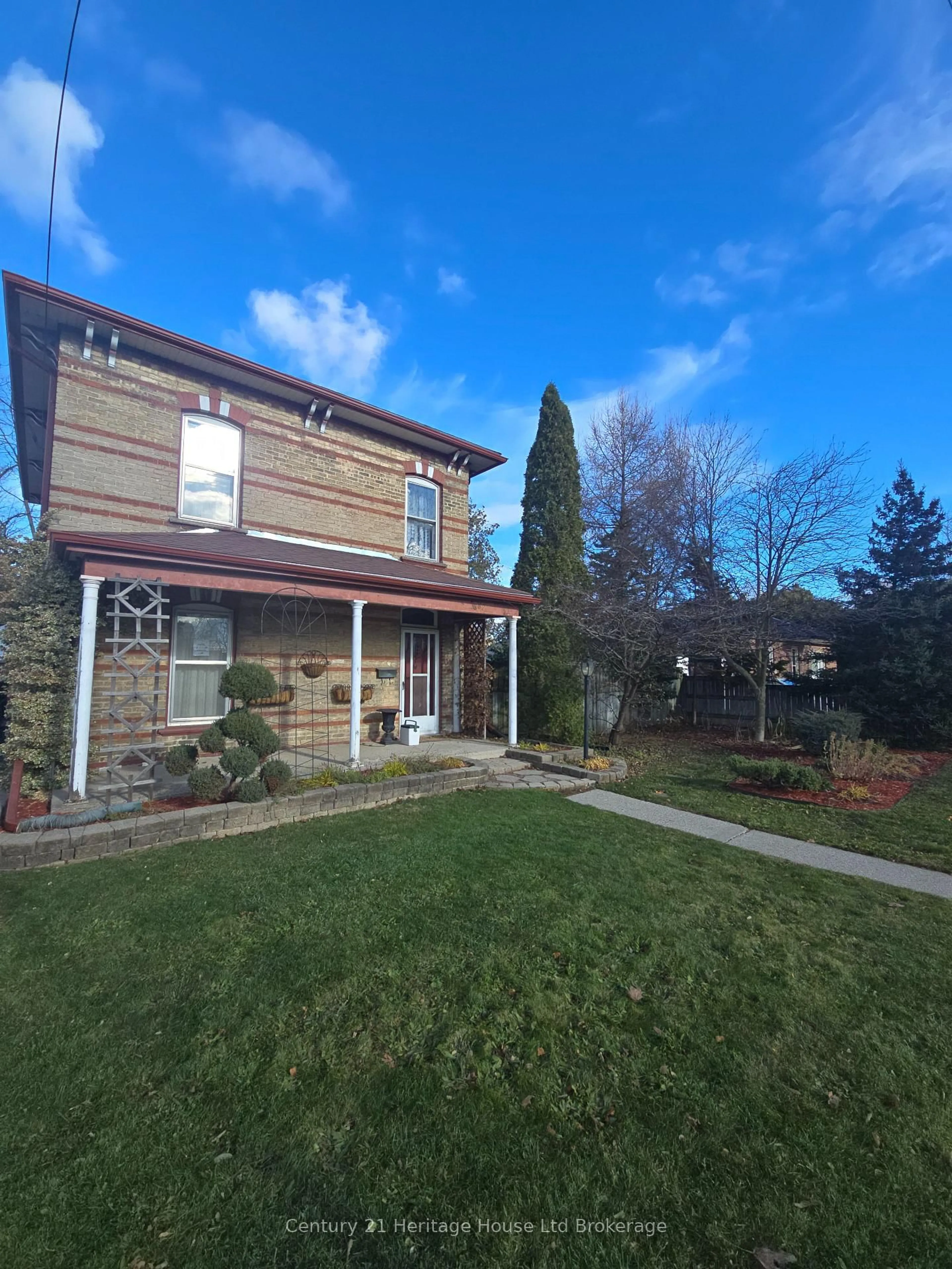 A pic from outside/outdoor area/front of a property/back of a property/a pic from drone, street for 657 Frances St, Woodstock Ontario N4S 1Z9
