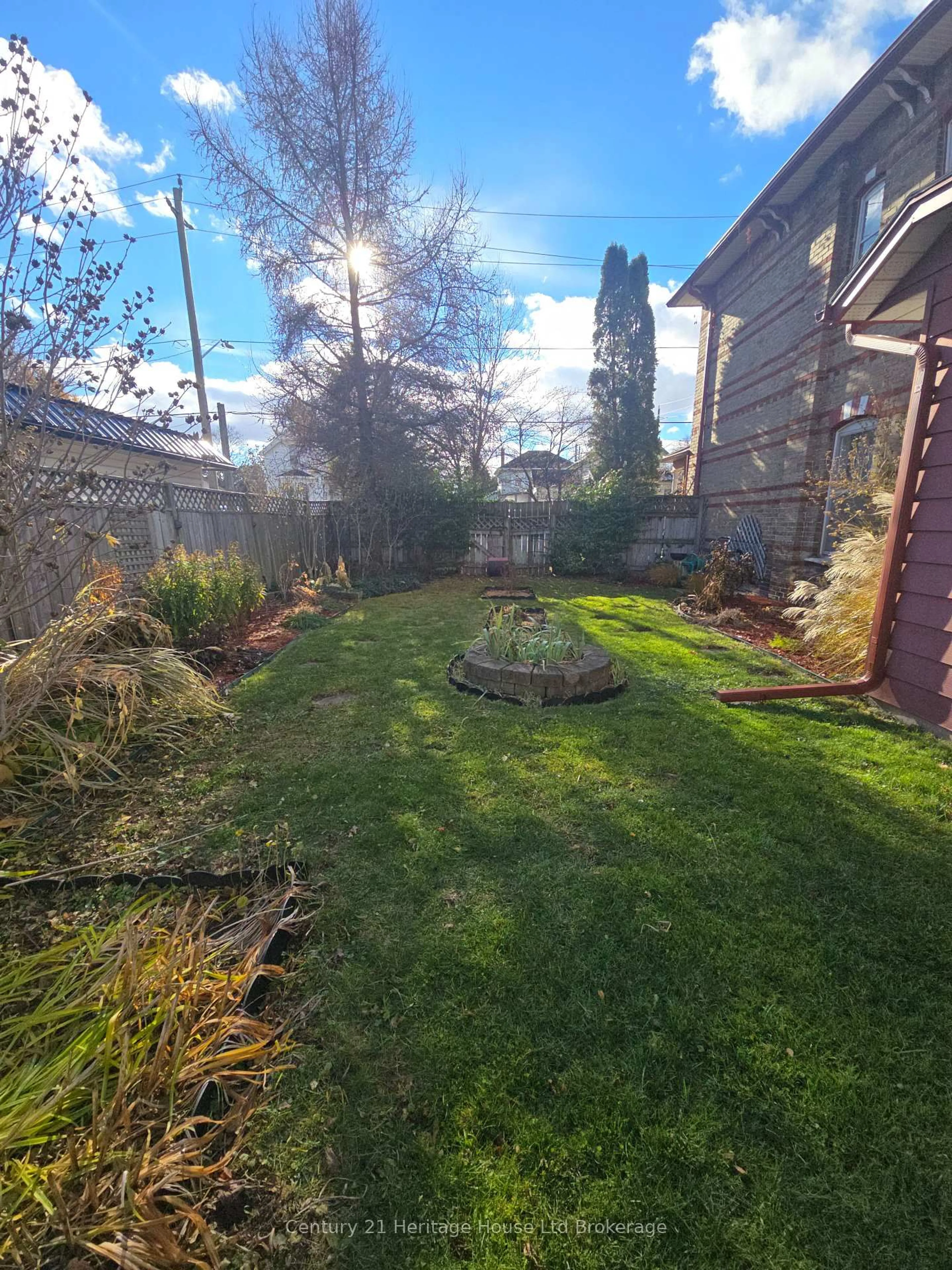 A pic from outside/outdoor area/front of a property/back of a property/a pic from drone, street for 657 Frances St, Woodstock Ontario N4S 1Z9