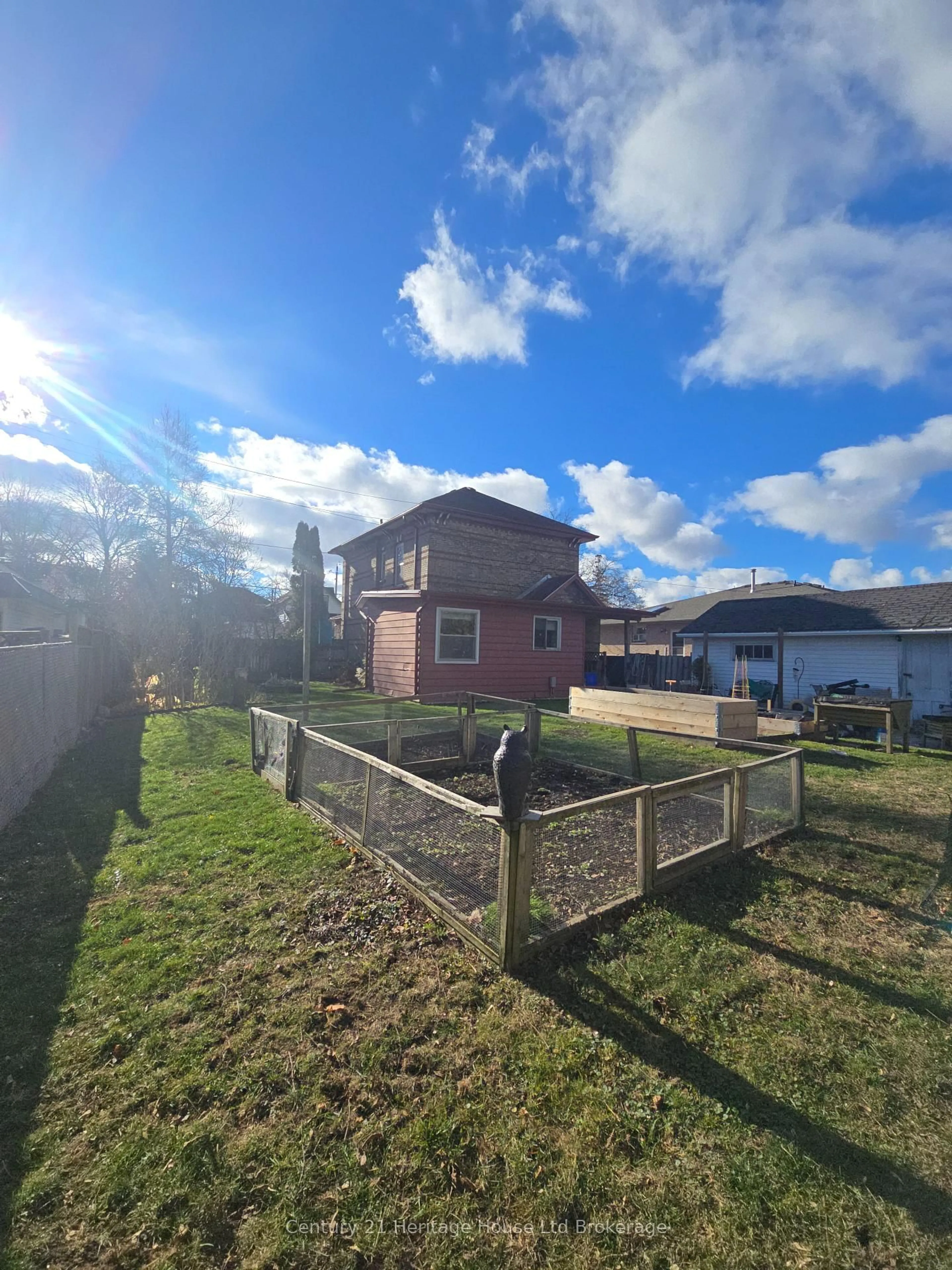 A pic from outside/outdoor area/front of a property/back of a property/a pic from drone, street for 657 Frances St, Woodstock Ontario N4S 1Z9