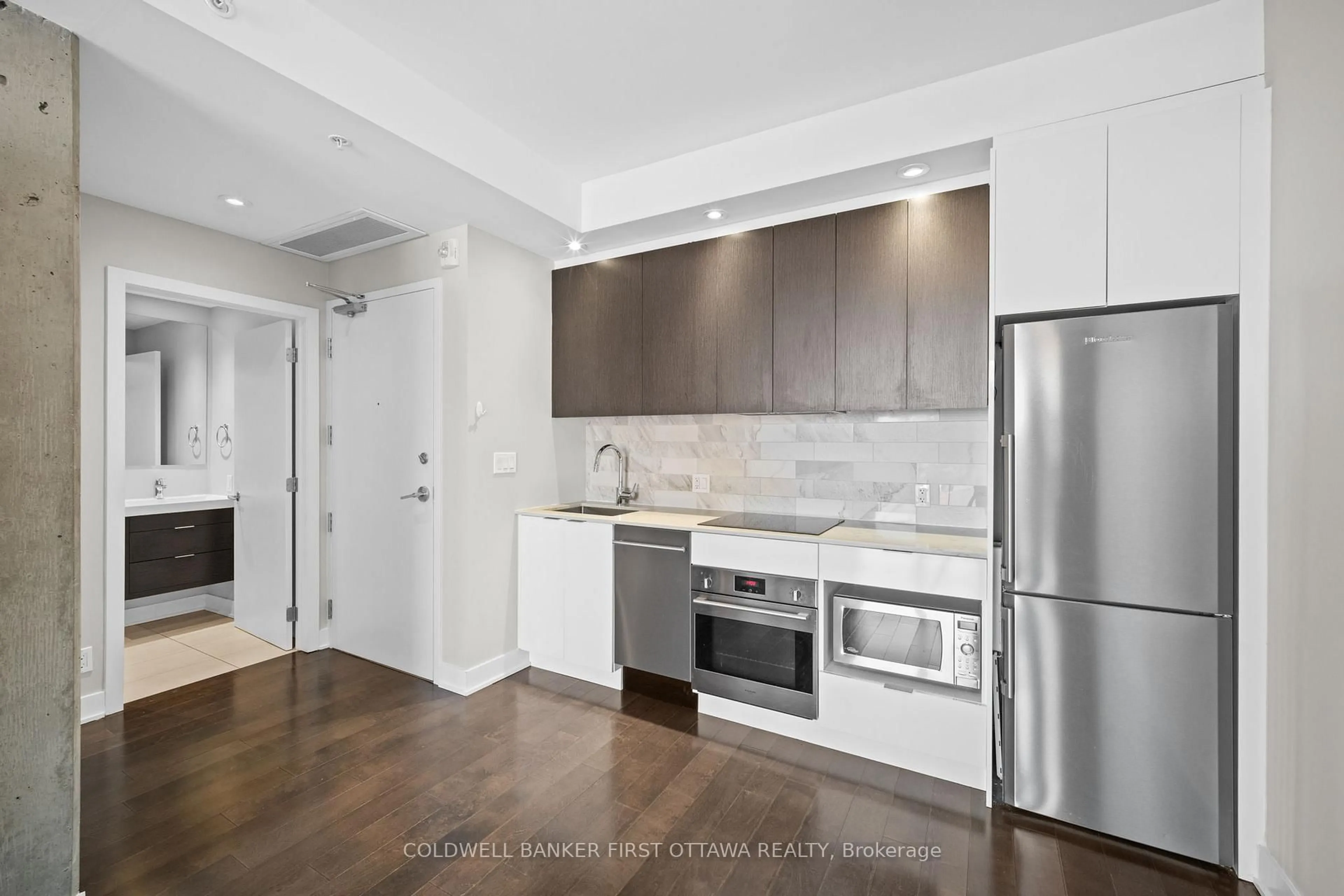 Standard kitchen, unknown for 20 DALY St #1605, Ottawa Ontario K1N 0C6