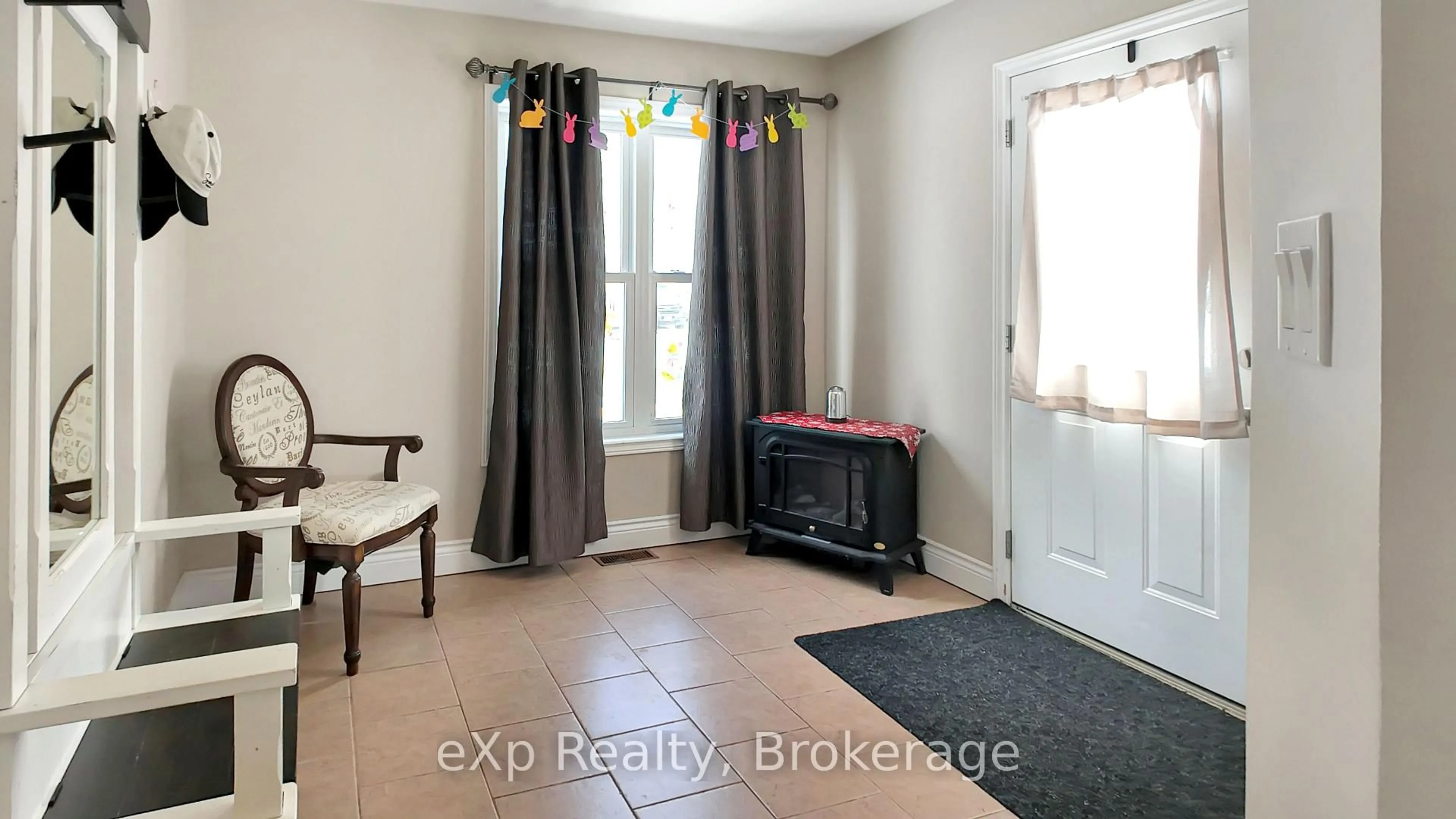 Indoor entryway for 370 6th Ave, Hanover Ontario N4N 2E9