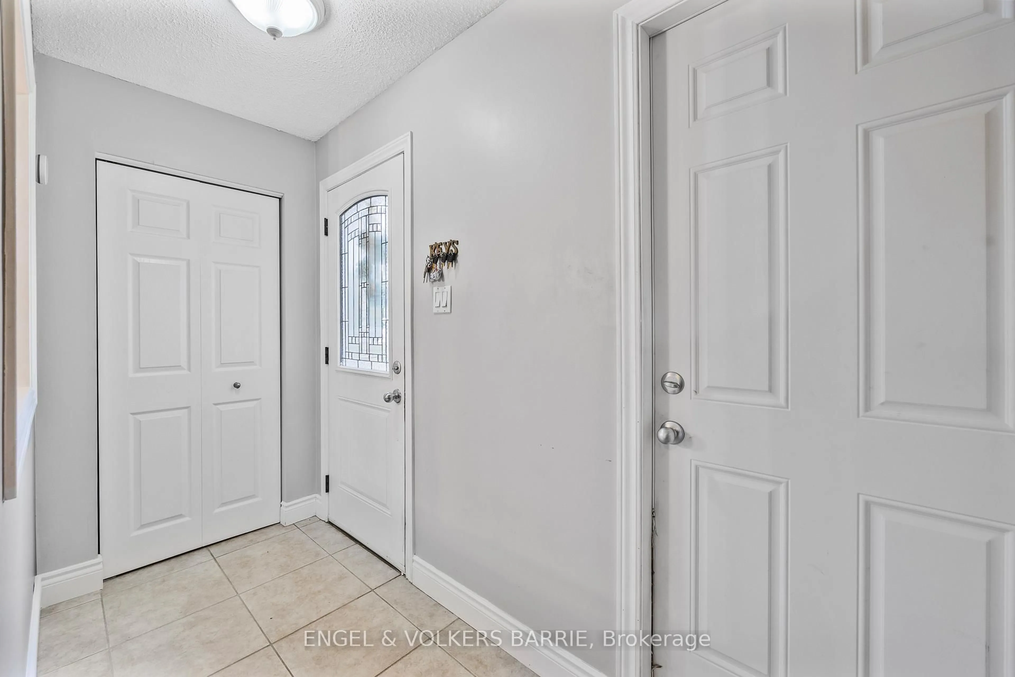Indoor entryway for 1 Aspen Crt, Hamilton Ontario L8B 0A7