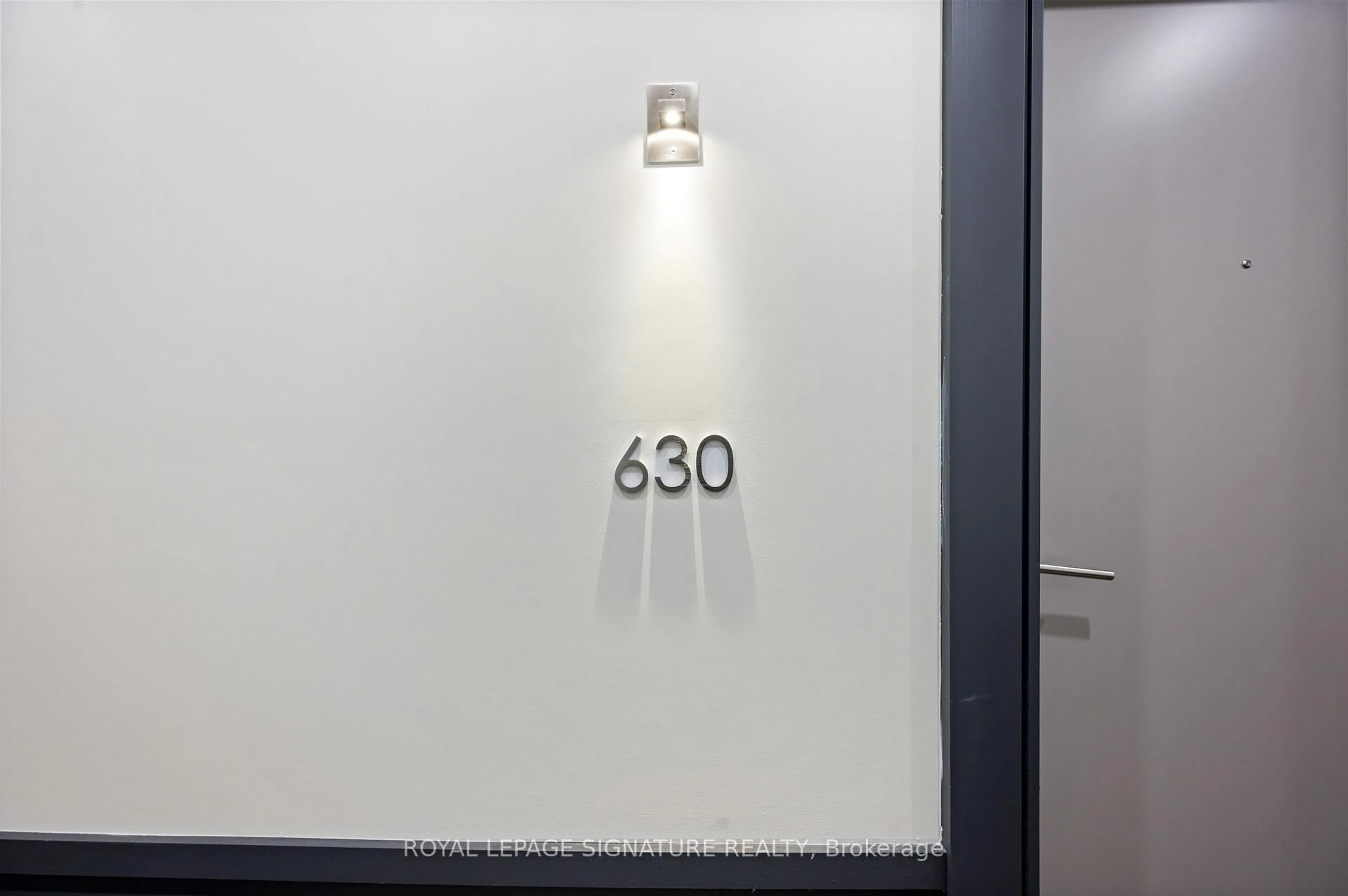 Indoor foyer for 16 Concord Pl #630, Grimsby Ontario L3M 0J1