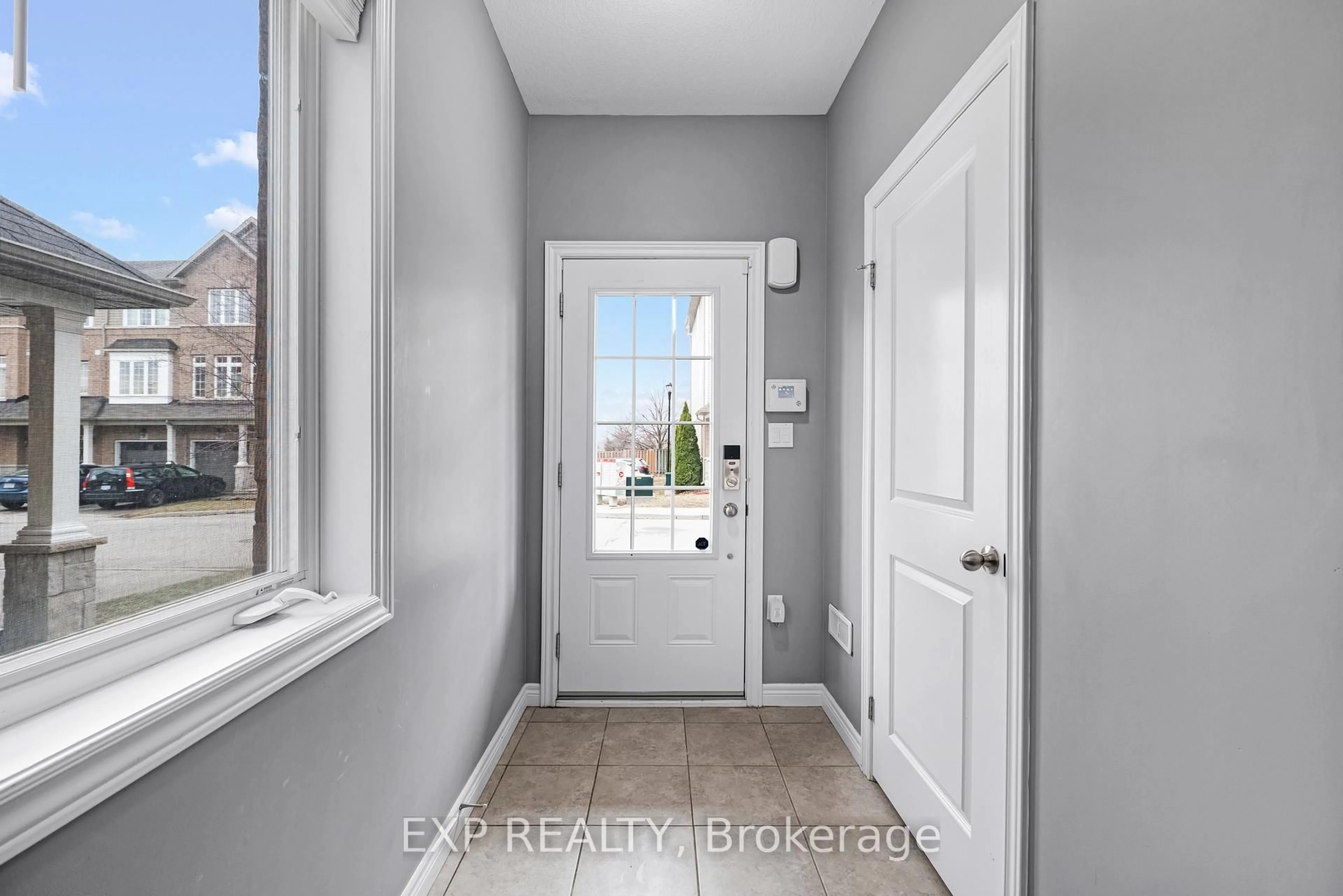 Indoor entryway for 122 Dundas St #17, Hamilton Ontario L9H 7N3
