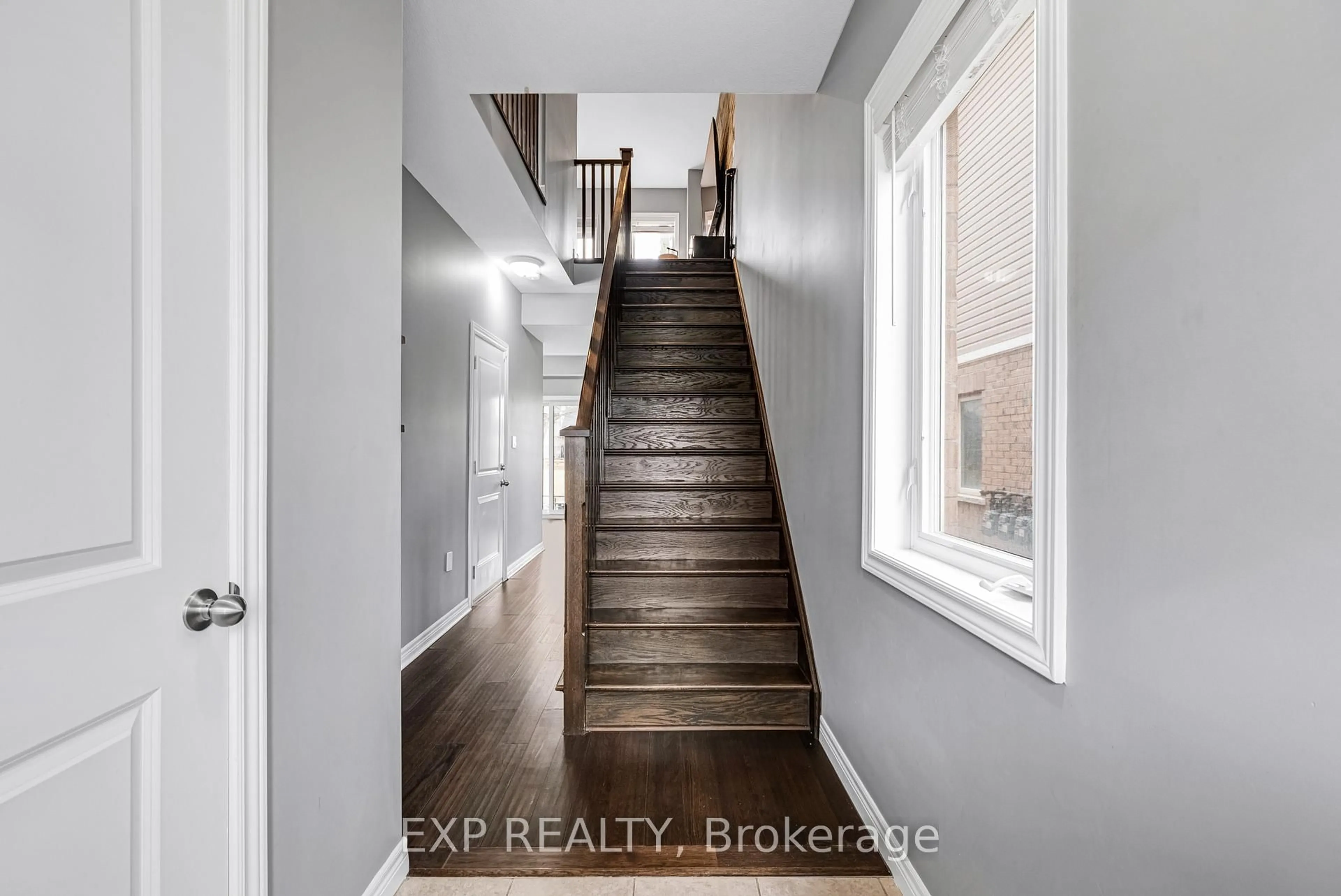 Indoor entryway for 122 Dundas St #17, Hamilton Ontario L9H 7N3