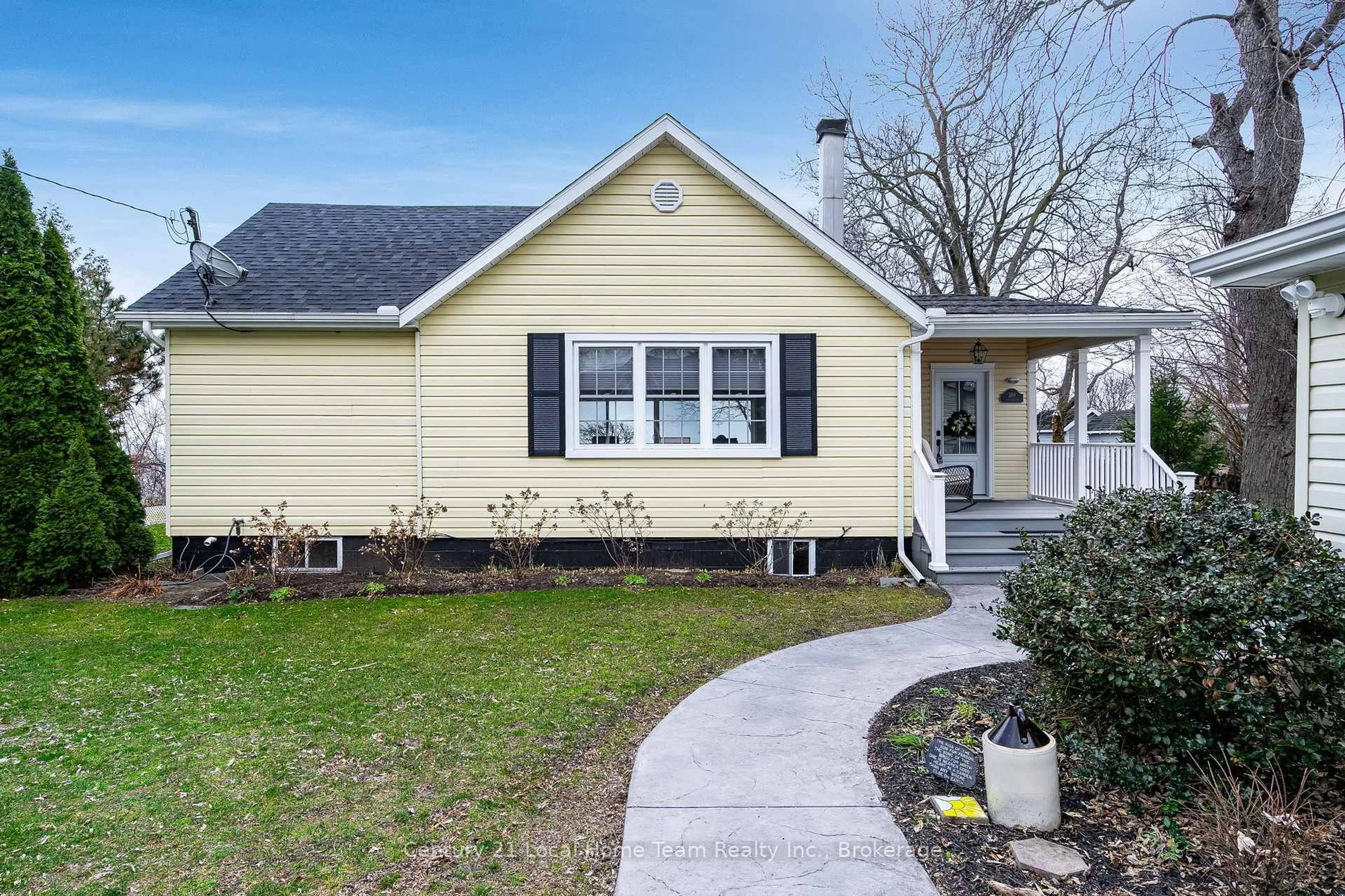 Home with vinyl exterior material, street for 389 Erie View Ave, Essex Ontario N0R 1G0