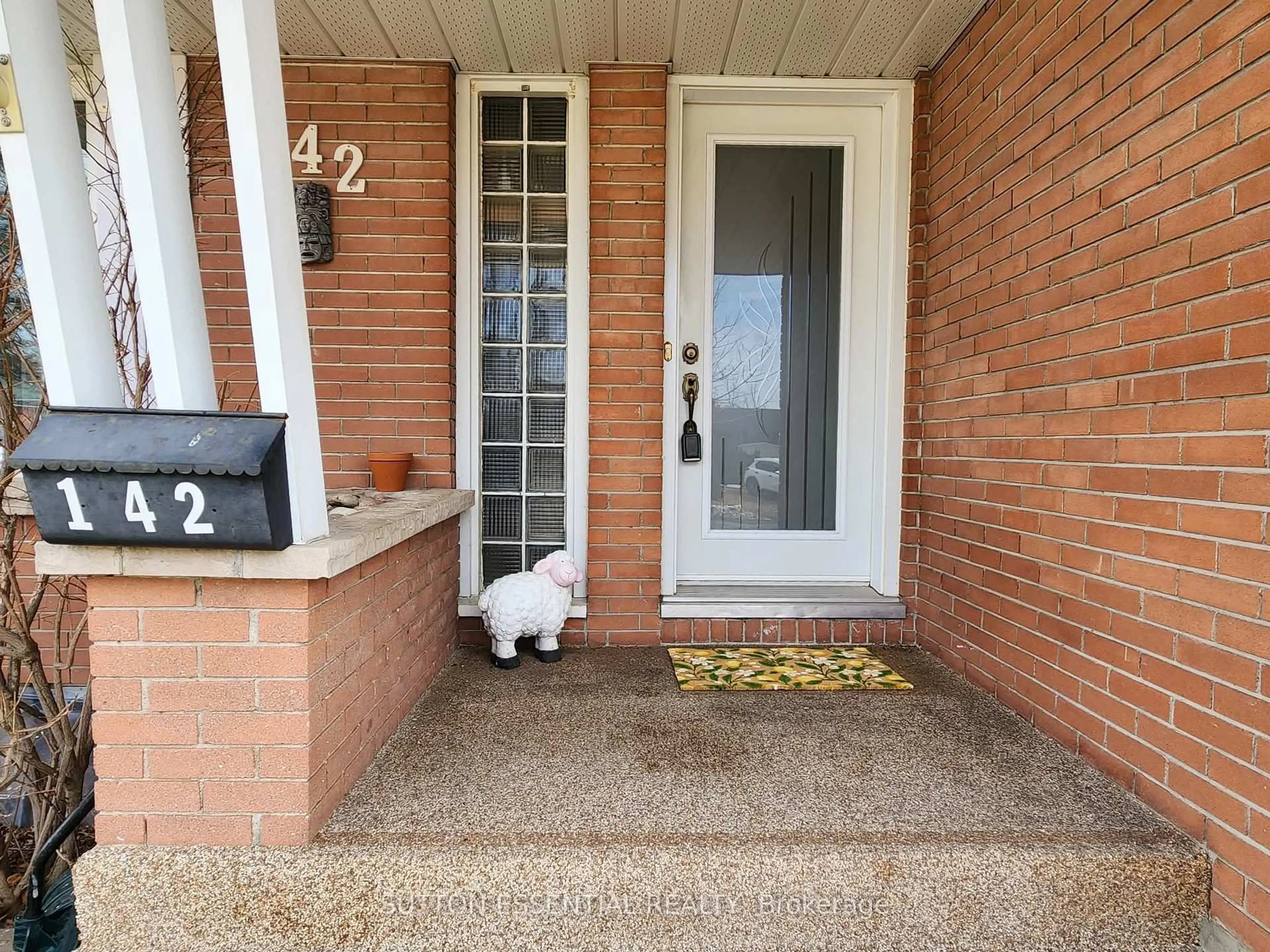 Indoor entryway for 142 Manor Dr, Brockville Ontario K6V 3E6