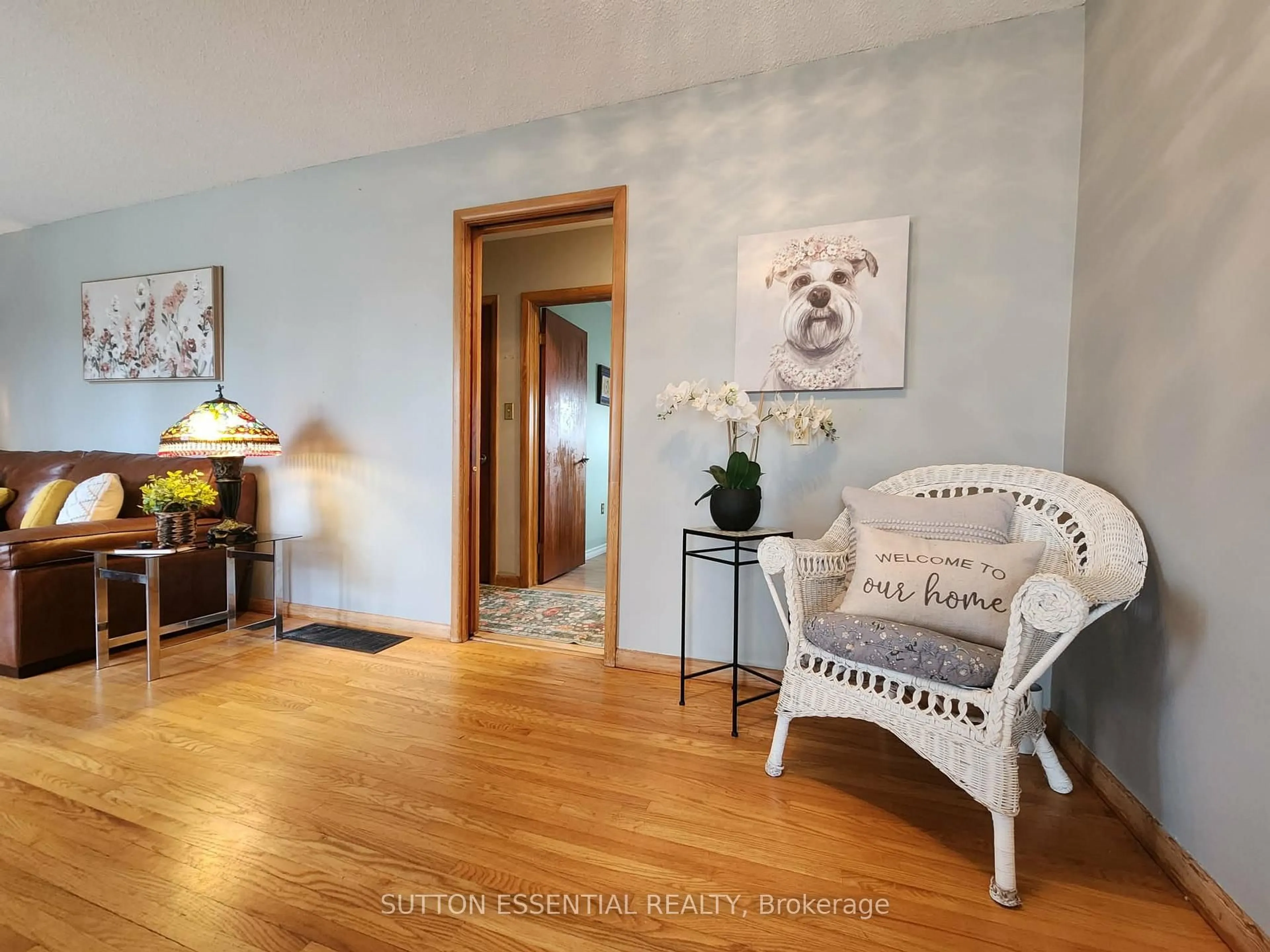 Indoor entryway for 142 Manor Dr, Brockville Ontario K6V 3E6