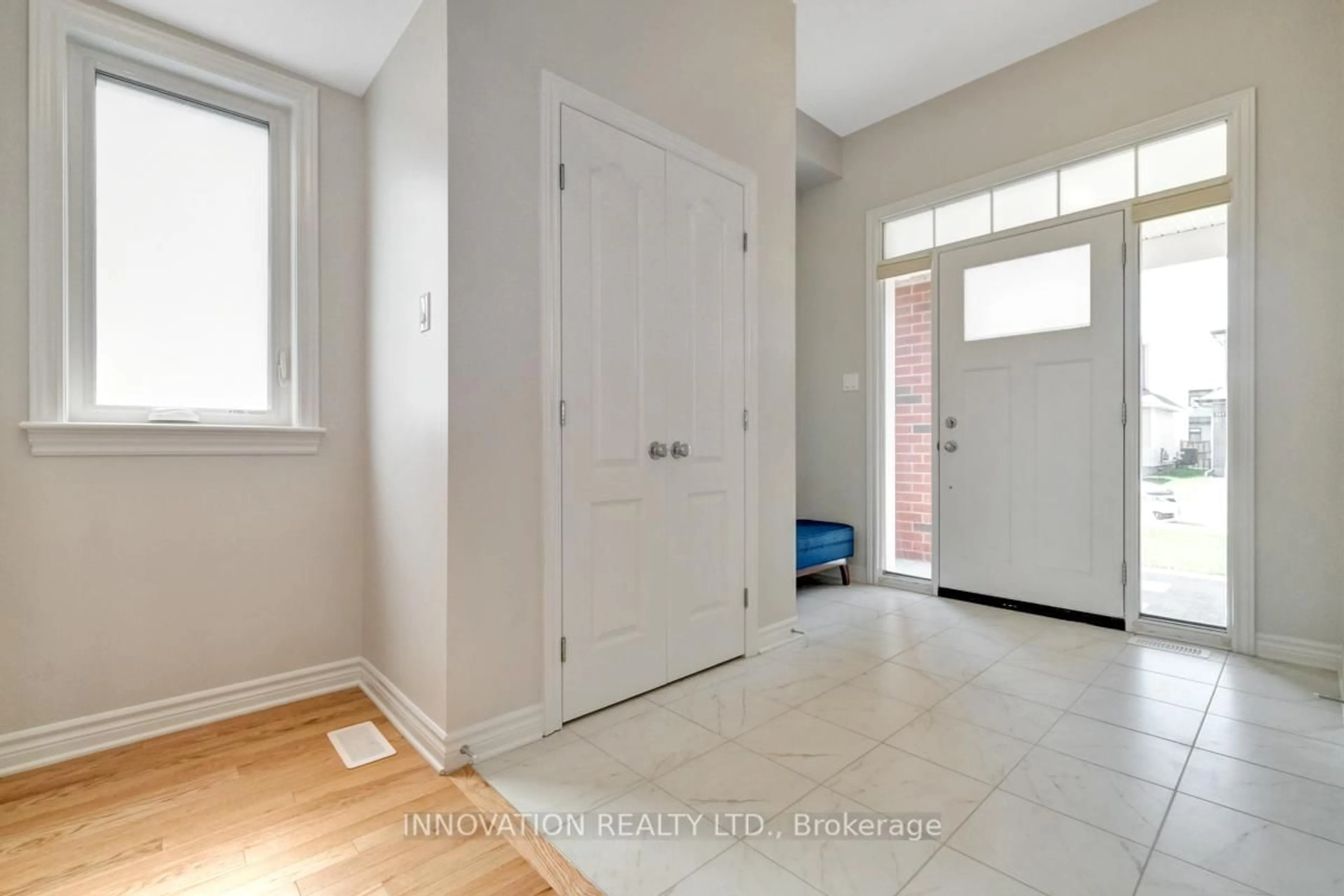 Indoor entryway for 868 Snowdrop Cres, Ottawa Ontario K1T 0X7