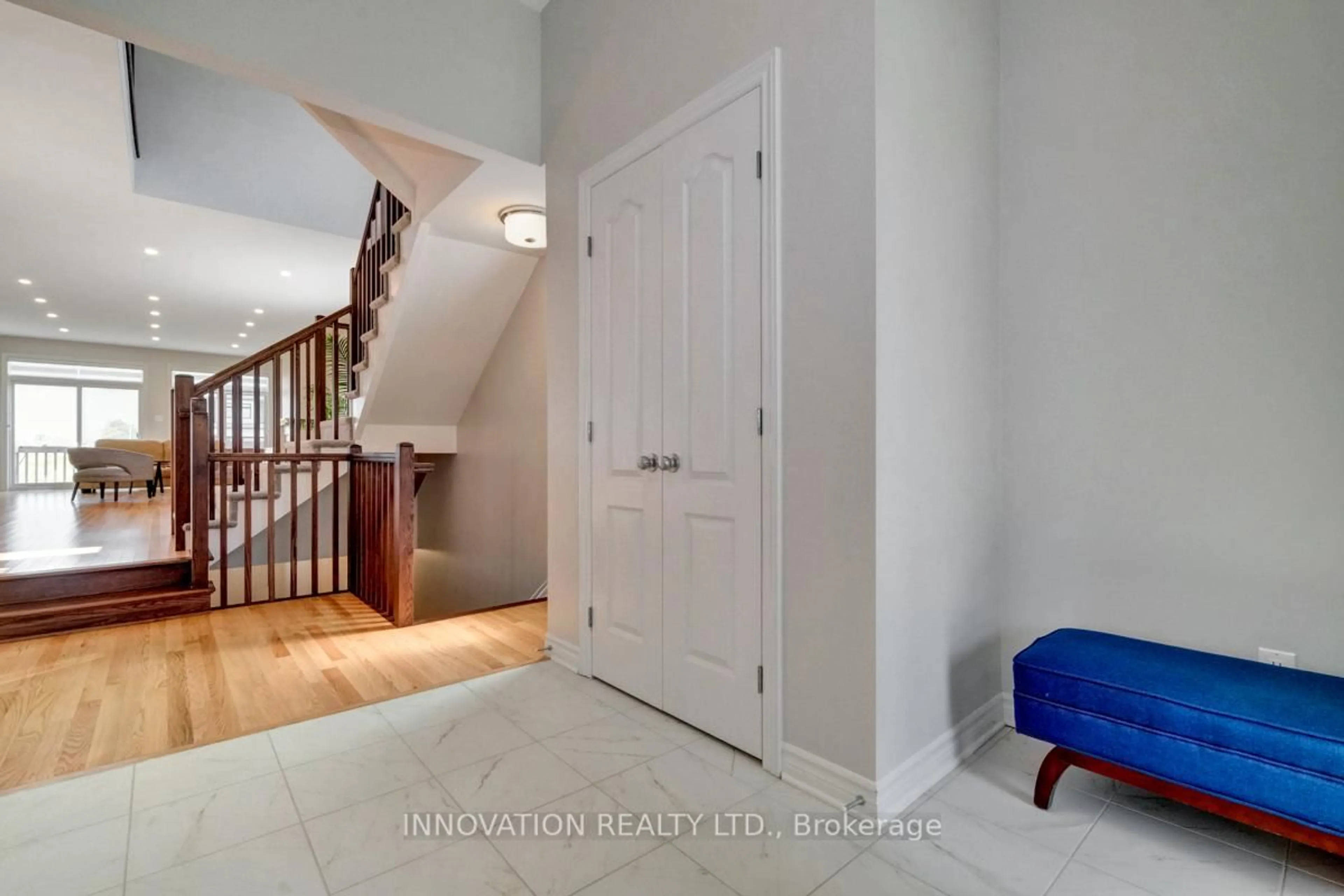 Indoor entryway for 868 Snowdrop Cres, Ottawa Ontario K1T 0X7