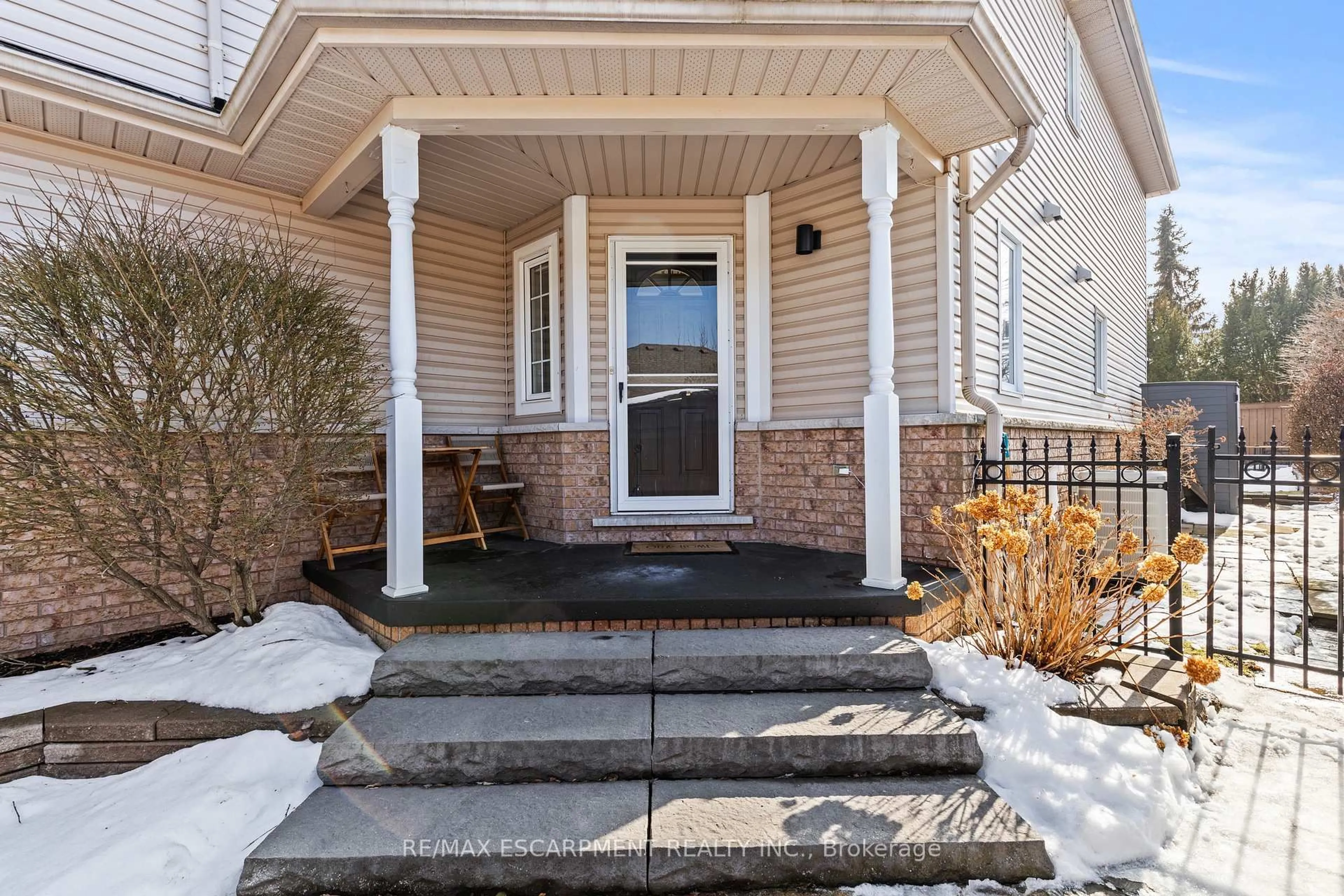 Indoor entryway for 41 Griffith Dr, Grimsby Ontario L3M 5L2