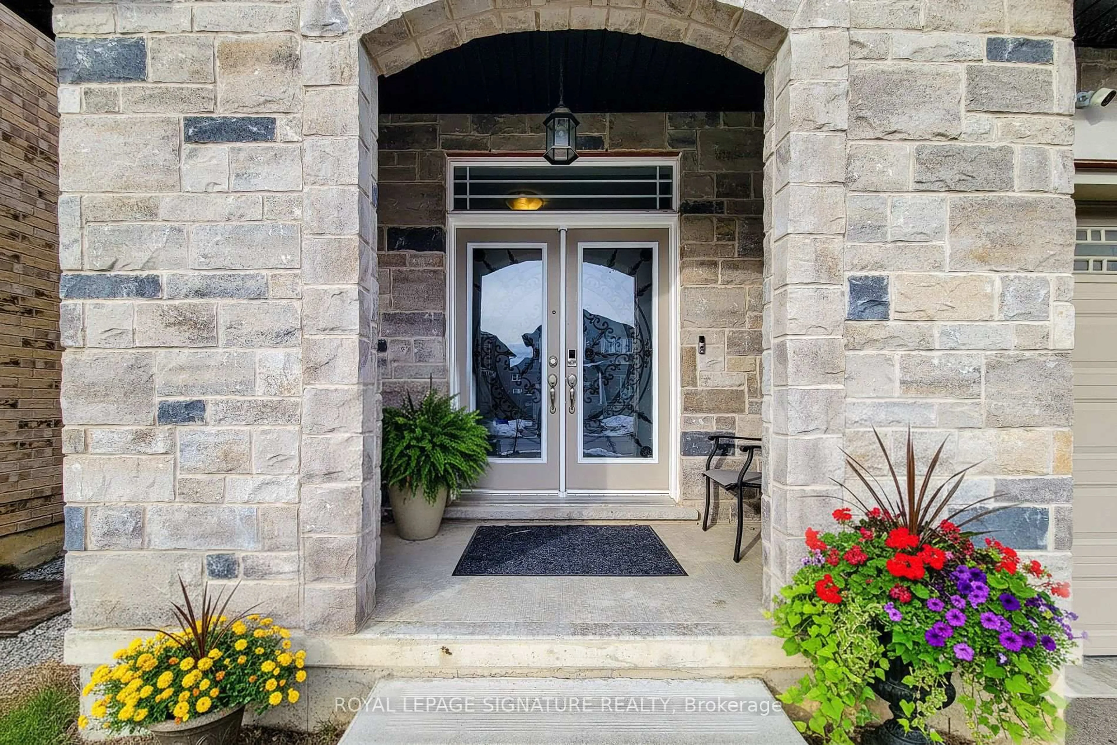 Indoor entryway for 59 Robertson Rd, Hamilton Ontario L9K 0H7