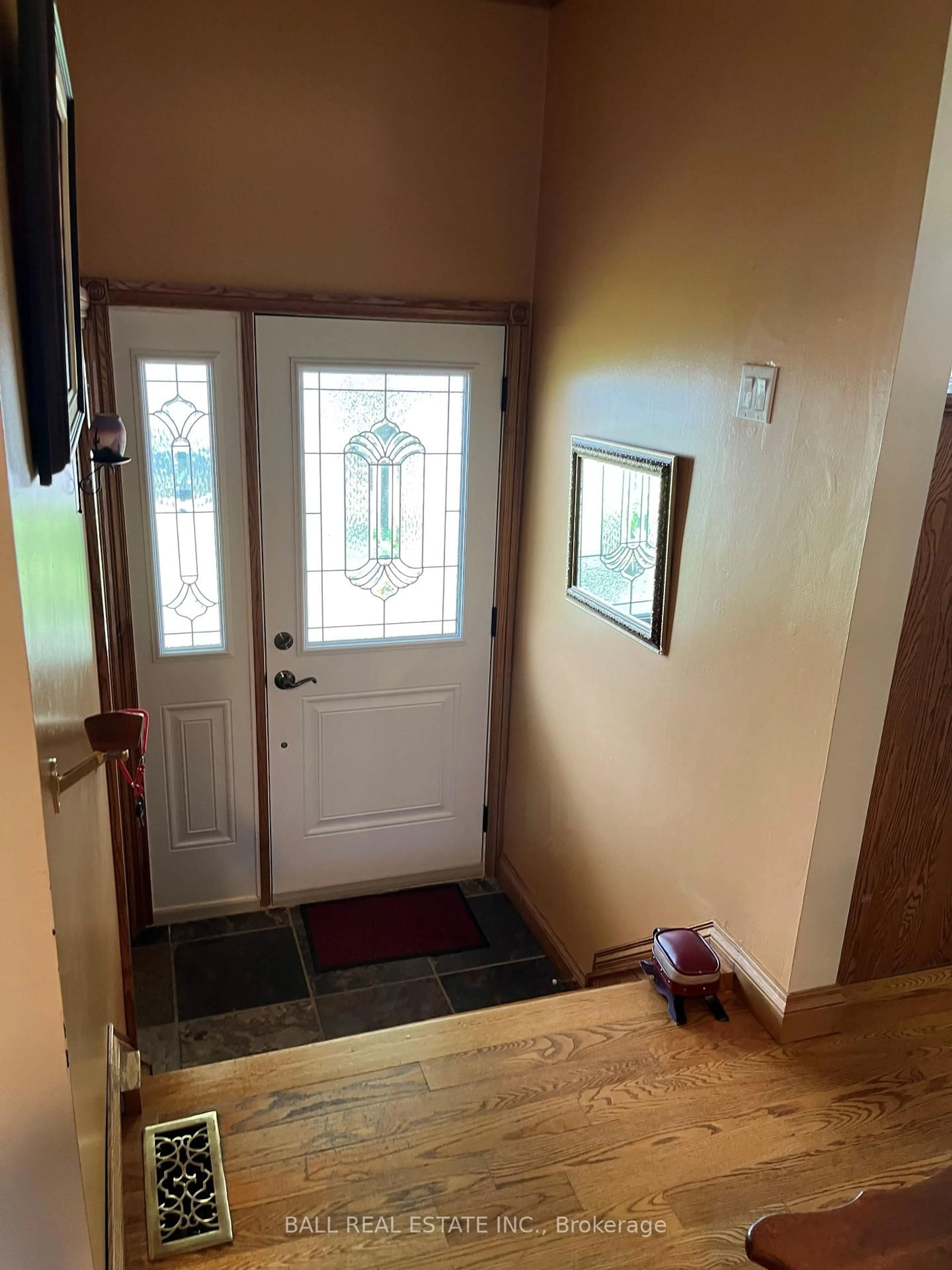 Indoor entryway for 8 Church Lane, Trent Hills Ontario K0L 1Y0