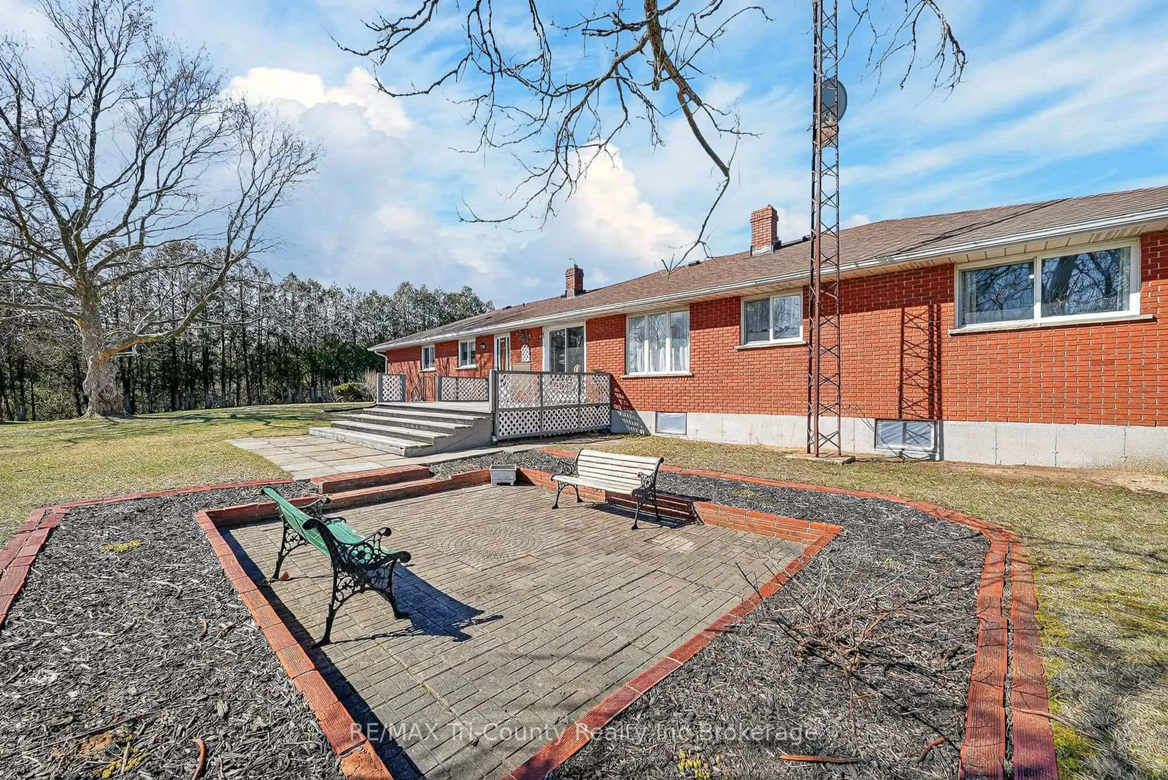 Patio, building for 568 7th Concession ENR Rd, Norfolk Ontario N0E 1C0