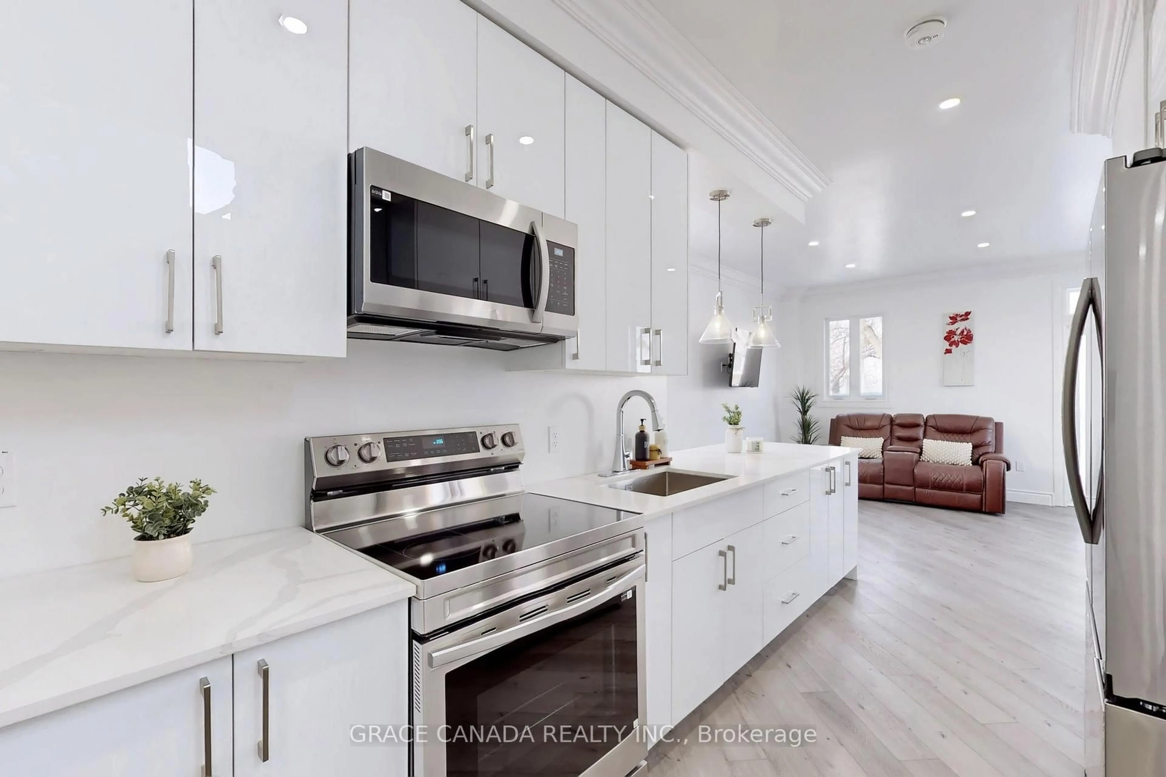 Open concept kitchen, ceramic/tile floor for 85 Albany Ave, Hamilton Ontario L8H 2H4