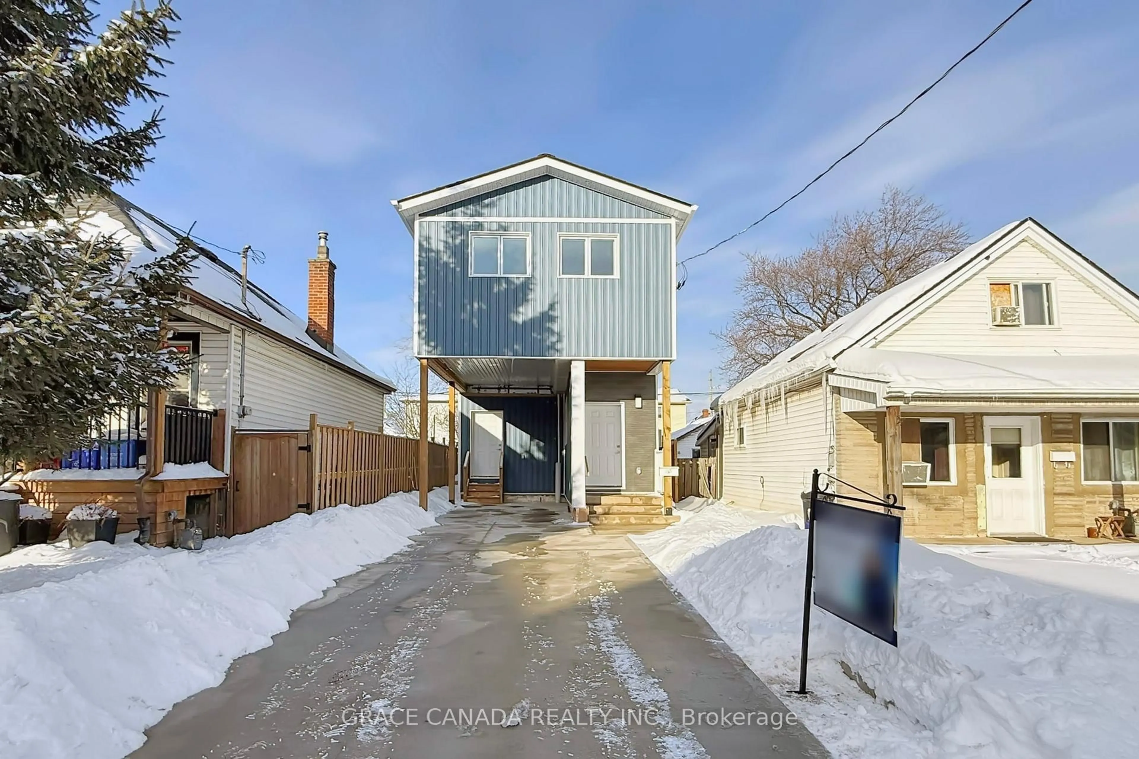 A pic from outside/outdoor area/front of a property/back of a property/a pic from drone, street for 85 Albany Ave, Hamilton Ontario L8H 2H4