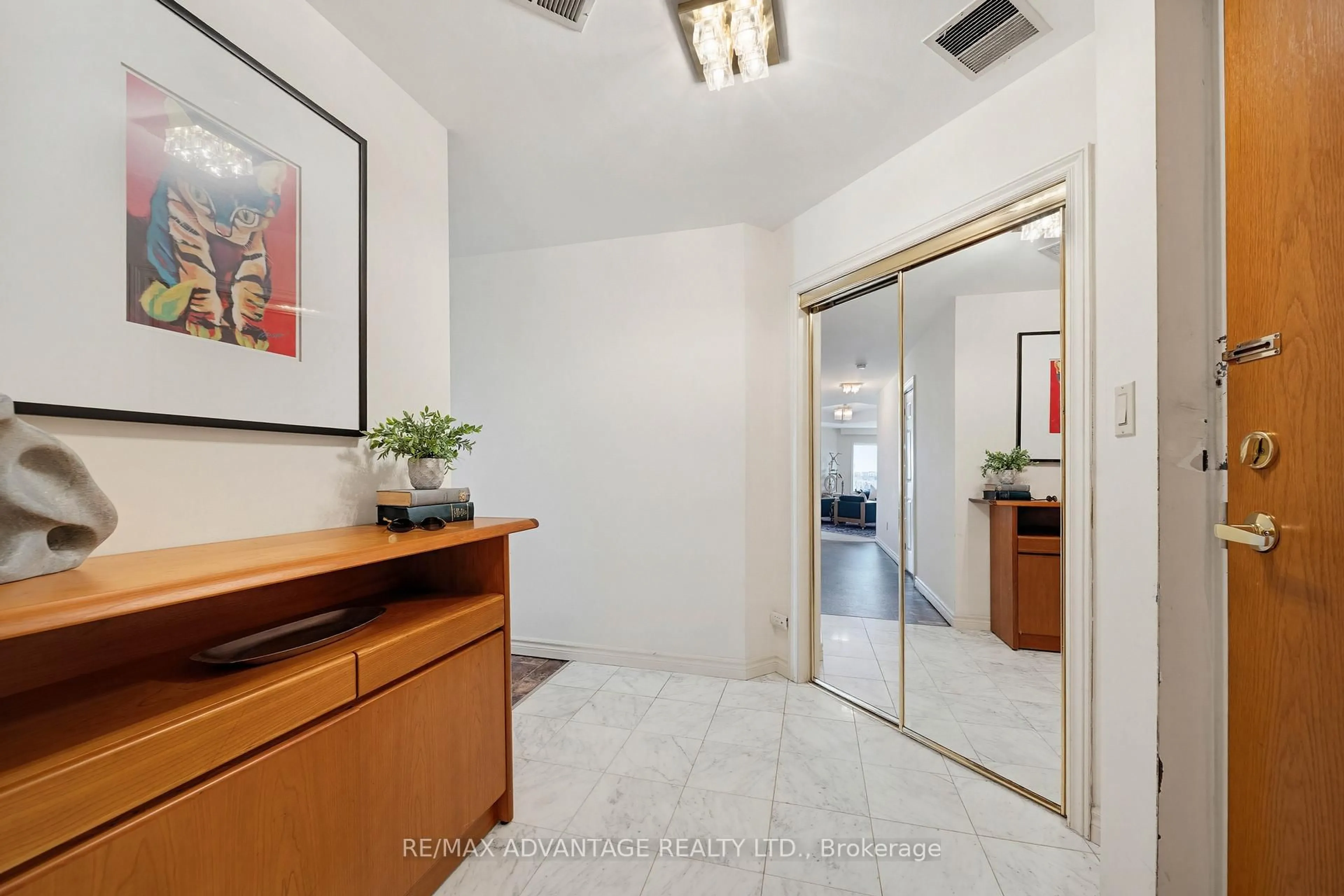 Indoor foyer for 19 King St #1101, London East Ontario N6A 5N8